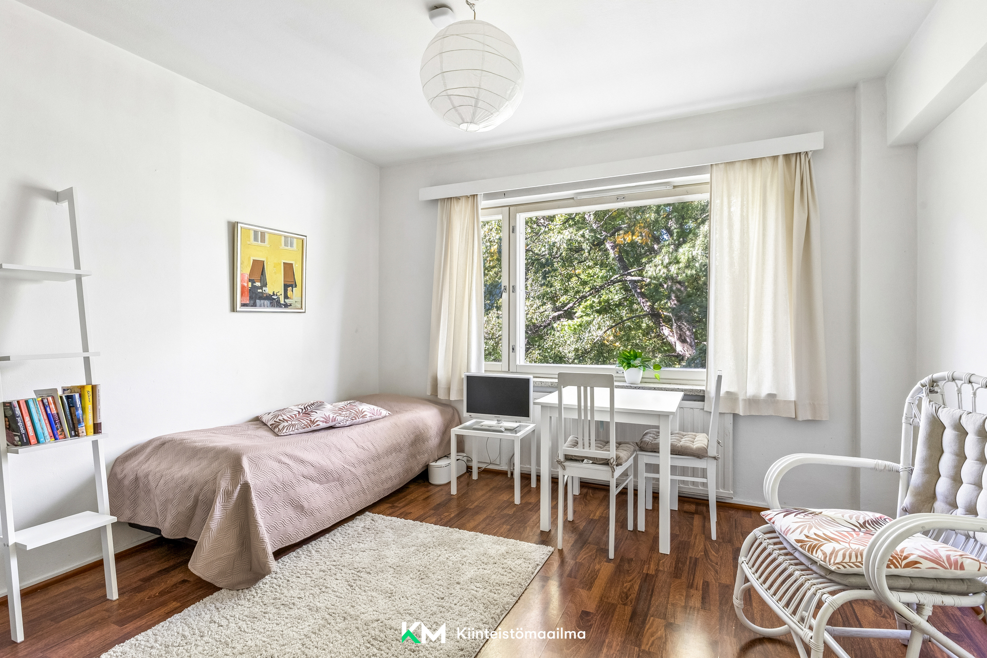 Hotellihuoneen korvike tai opiskelijan oma soppi tai rauhallinen työhuone.