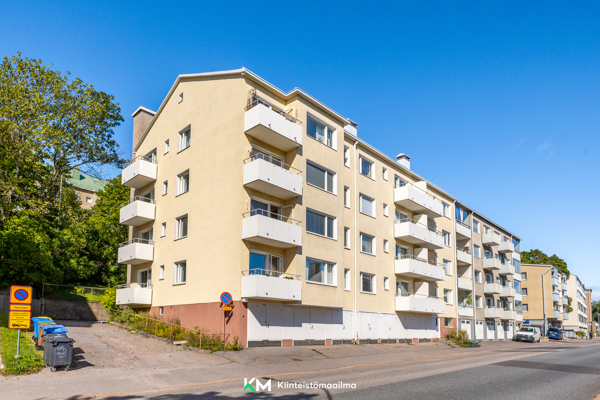 Kauppalantien puolelta pääsee suoraan myös kellarikerrokseen.