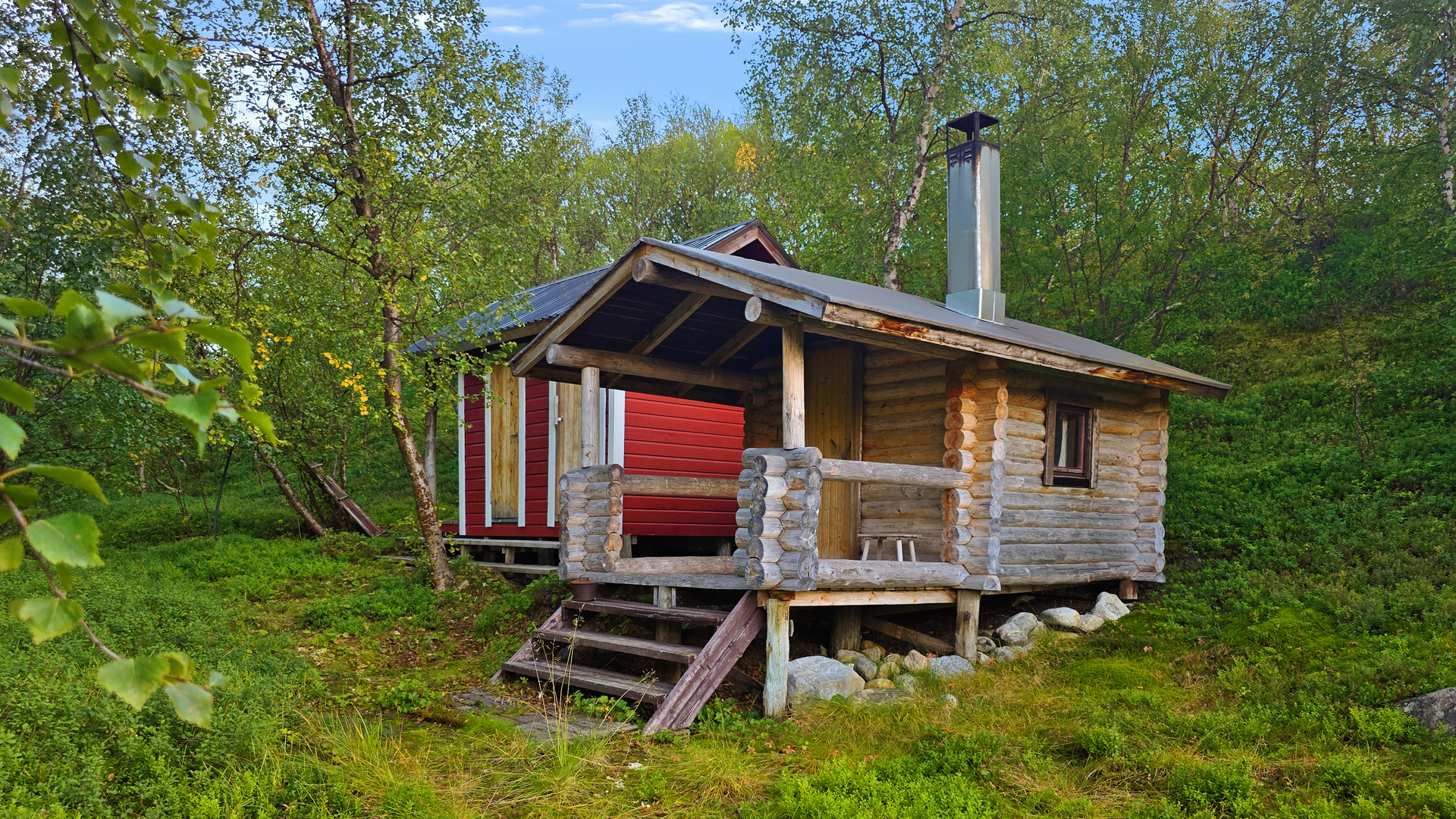 Vierasaitan yläpuolella ulkosauna ja kylmää varastotilaa