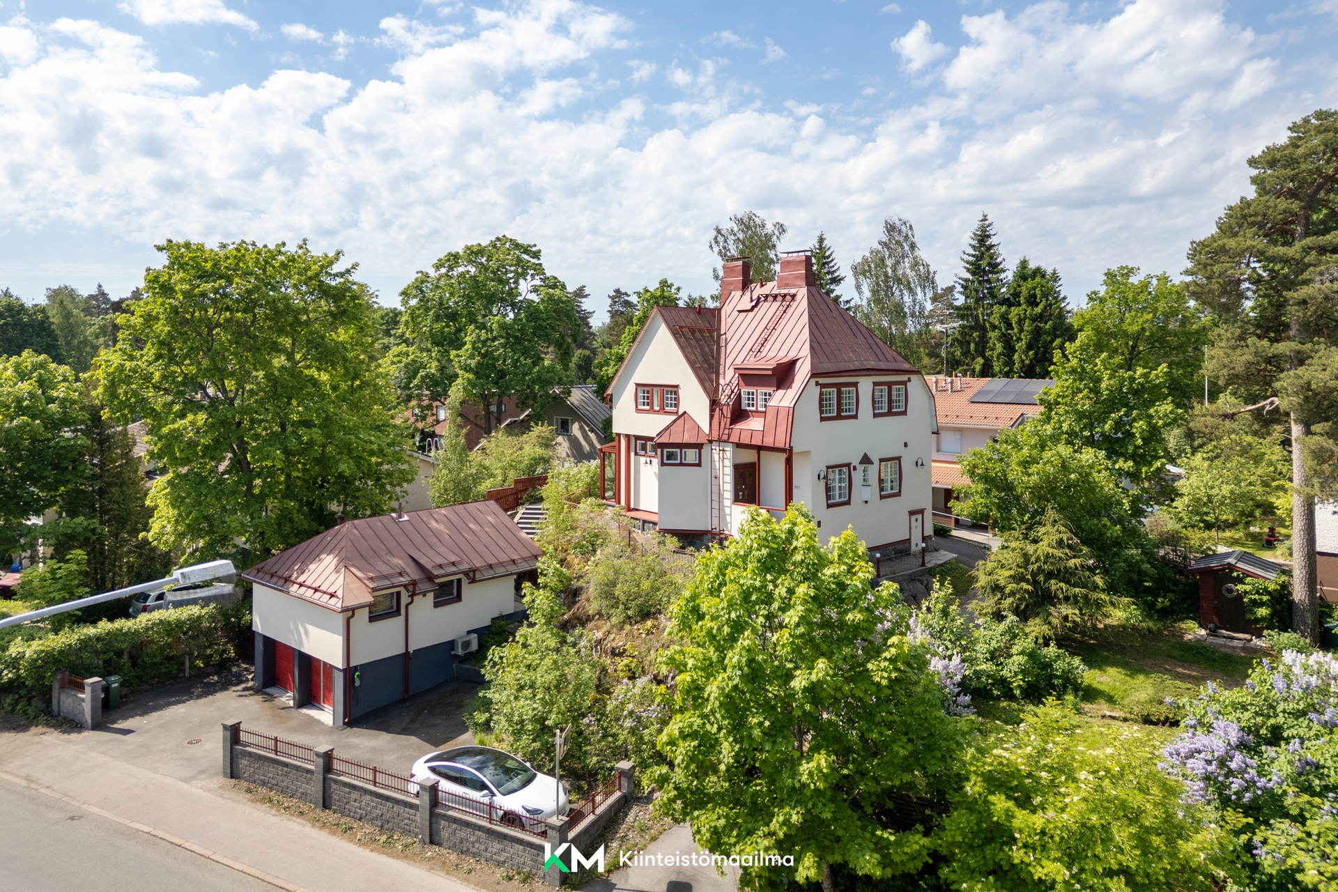 Jugendkaunotar Villa Tuglas sekä erillinen ateljé rakennus