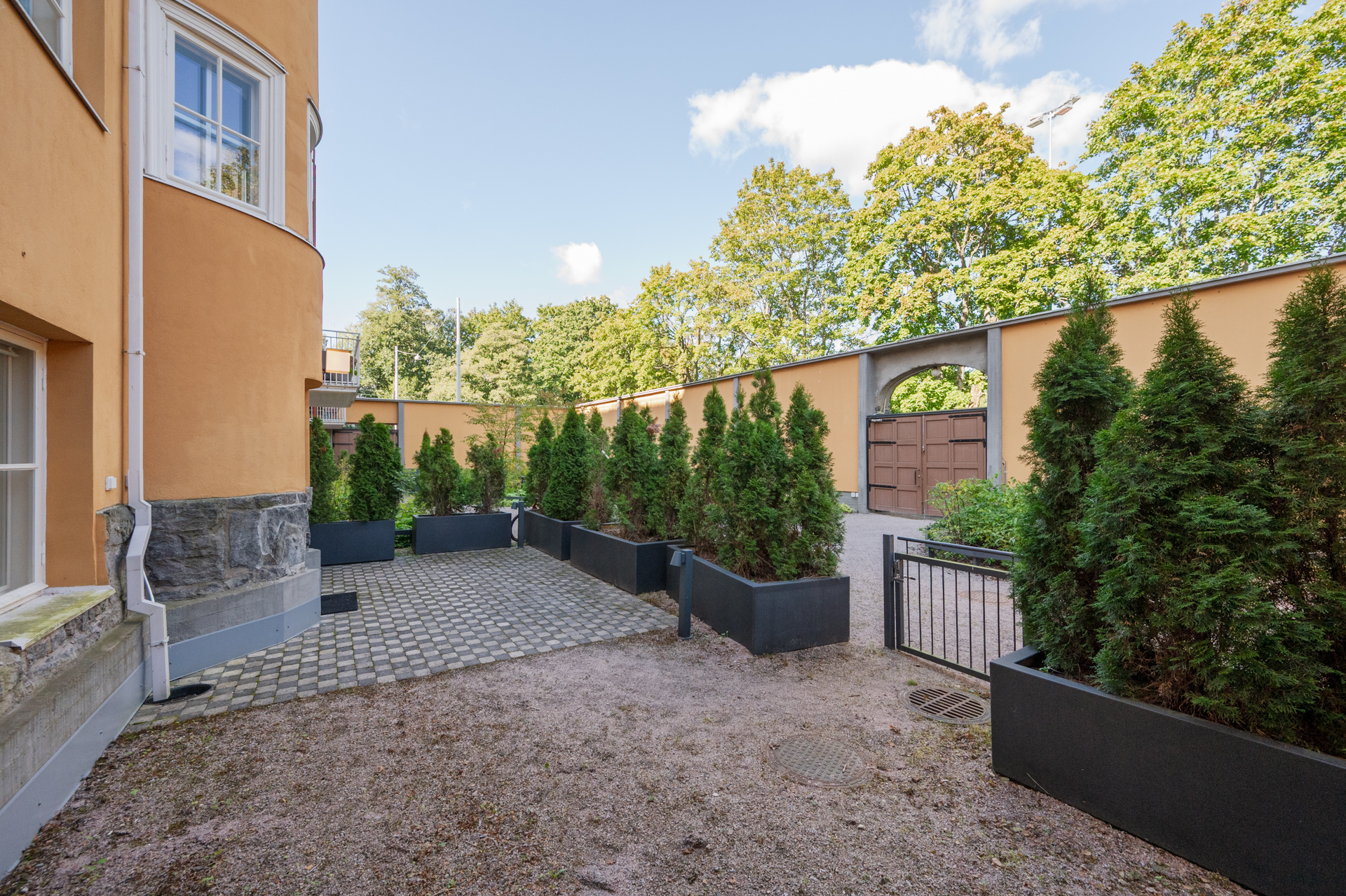 Oma pihapatiolla on viheraita ja oma portti