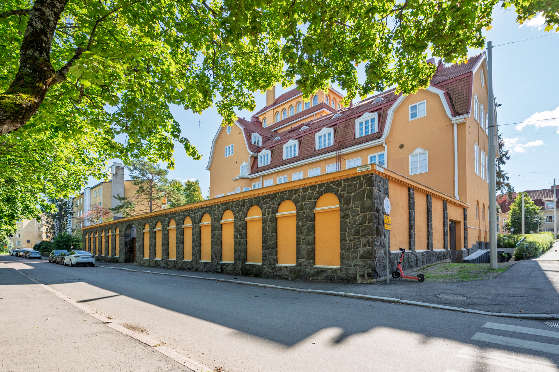 Linnanpihan muuri kadulle päin