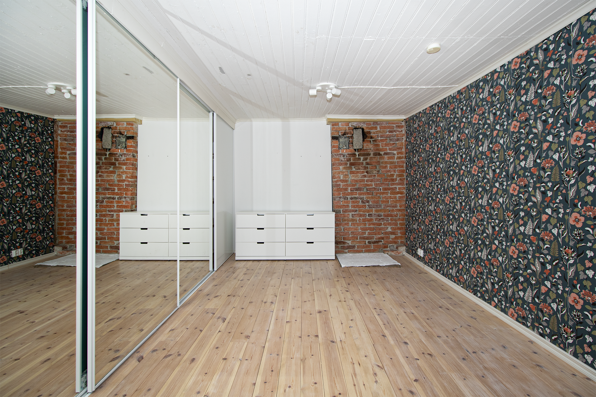 Yläkerran makuuhuoneessa isot syvät kaapistot.