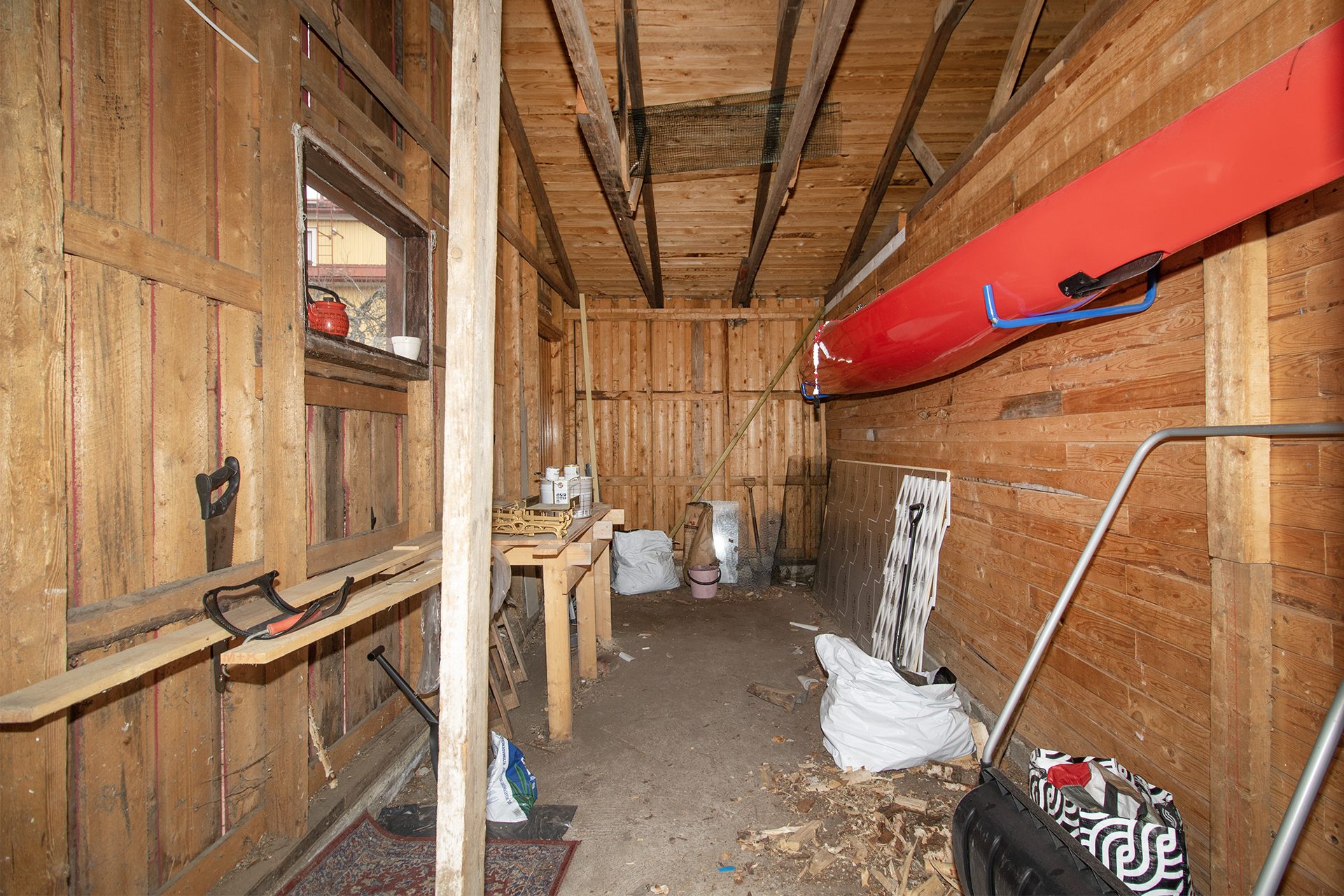 Varastossa paljon säilytystilaa.