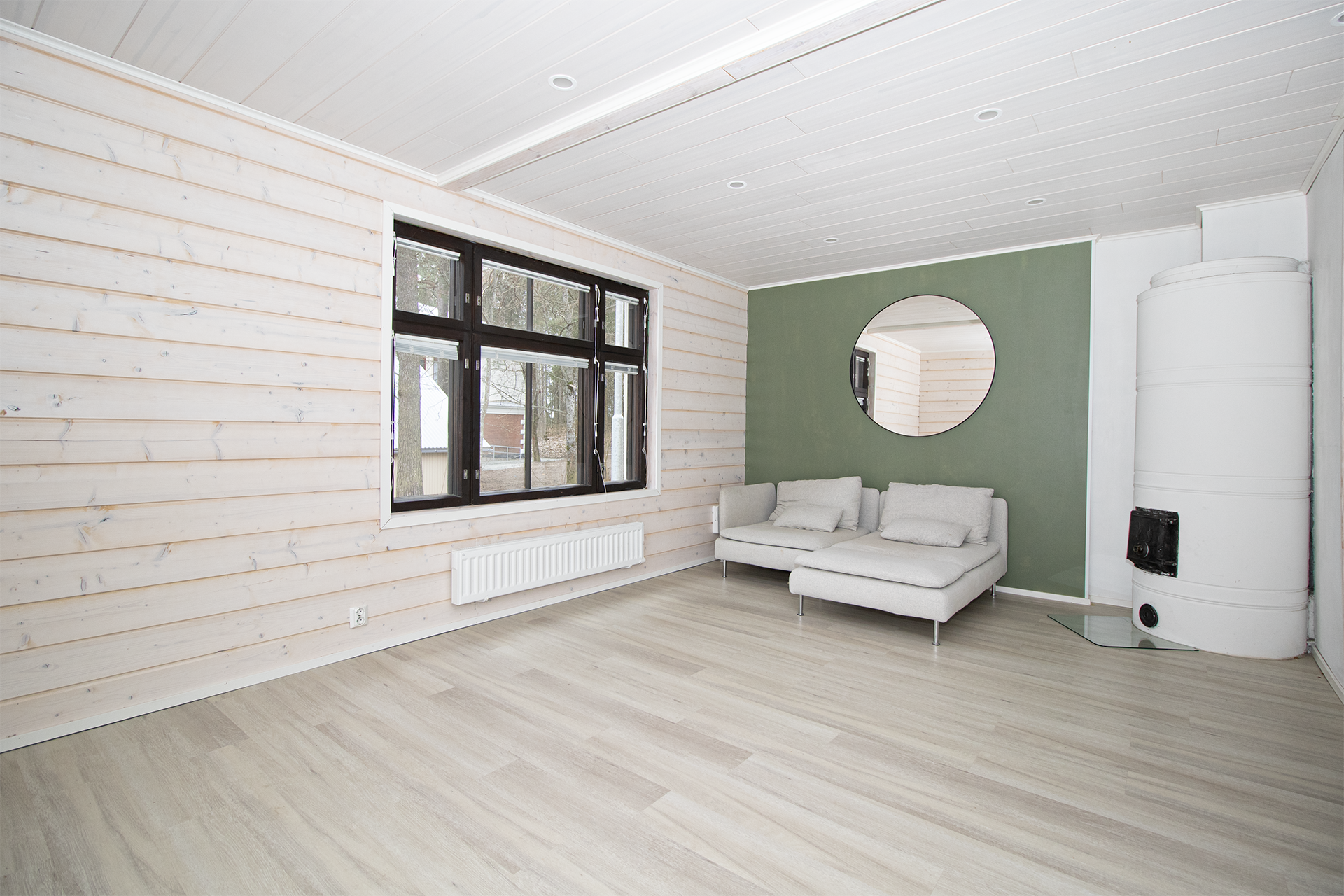 Olohuoneessa pönttöuuni.