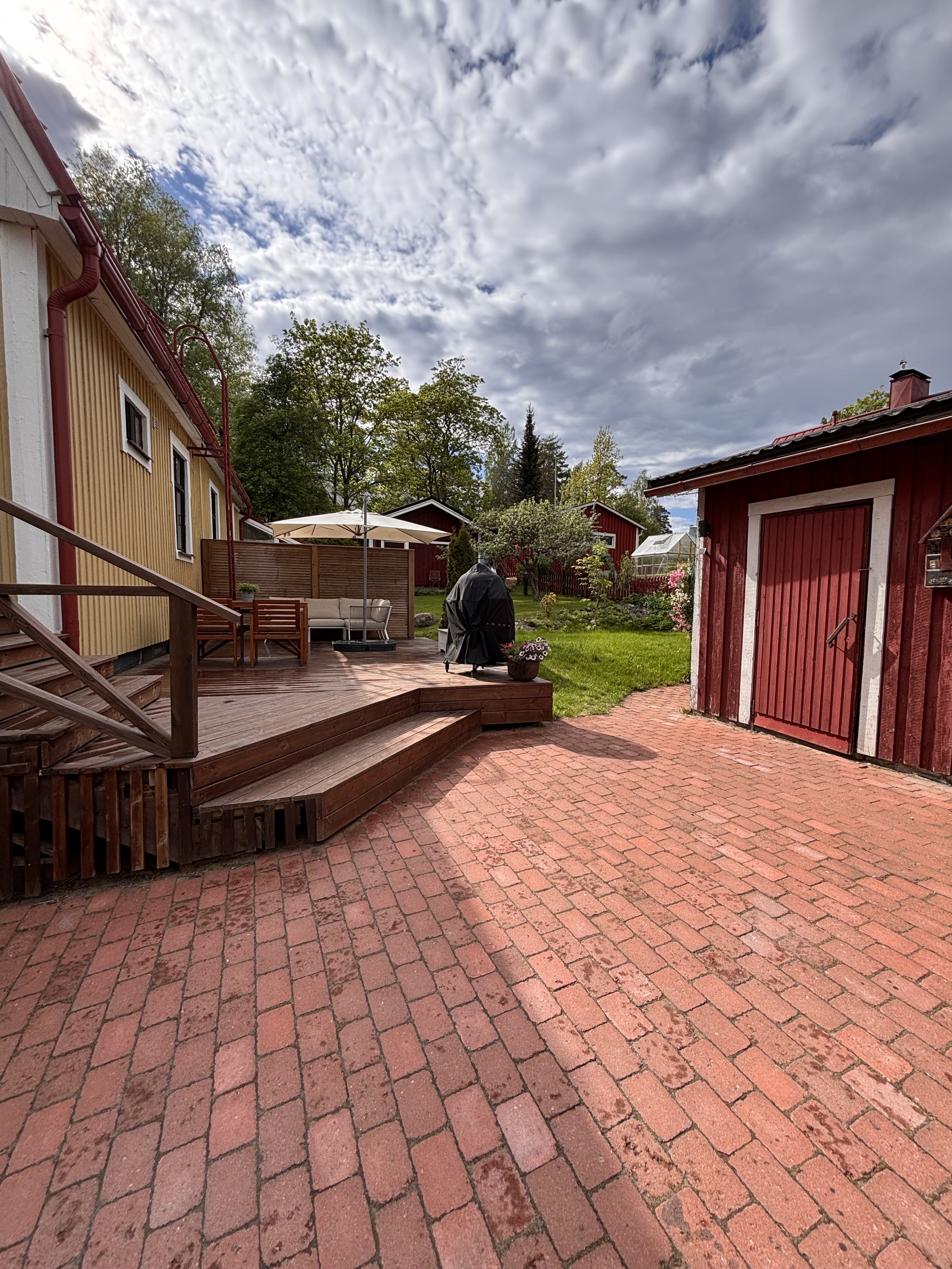 Myyjän ottamia kesäkuvia.