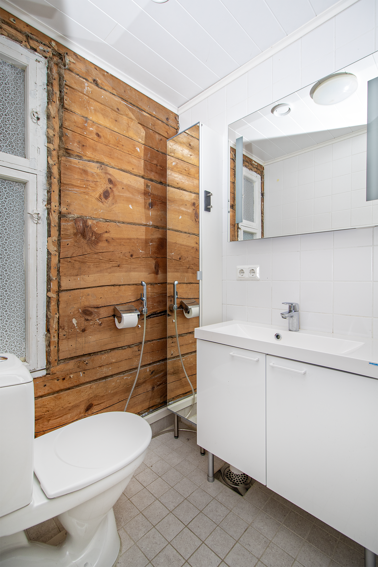 Keskikerroksen wc:ssä alkuperäinen hirsi näkyvissä.