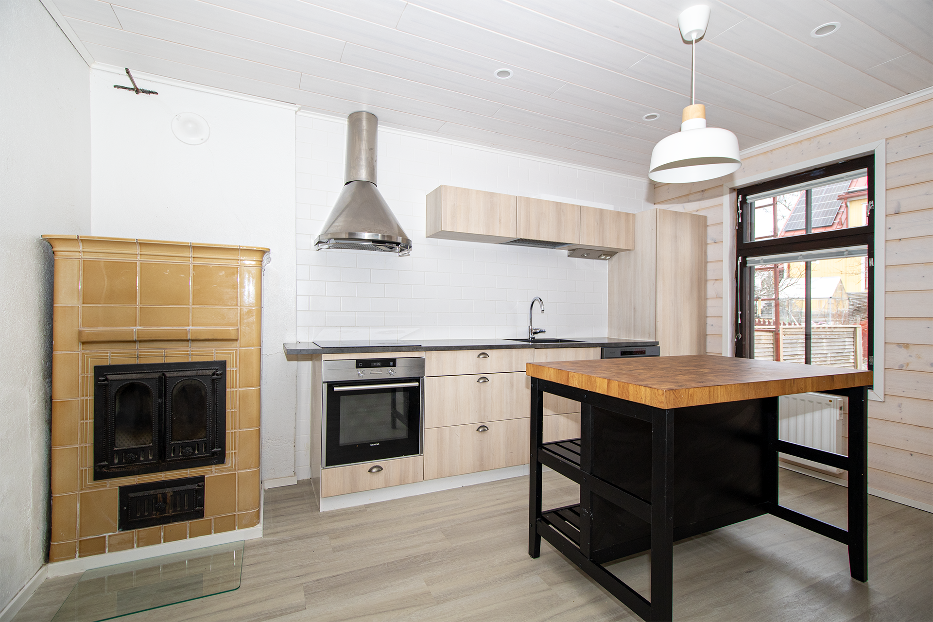 Keittiössä varaava takka.