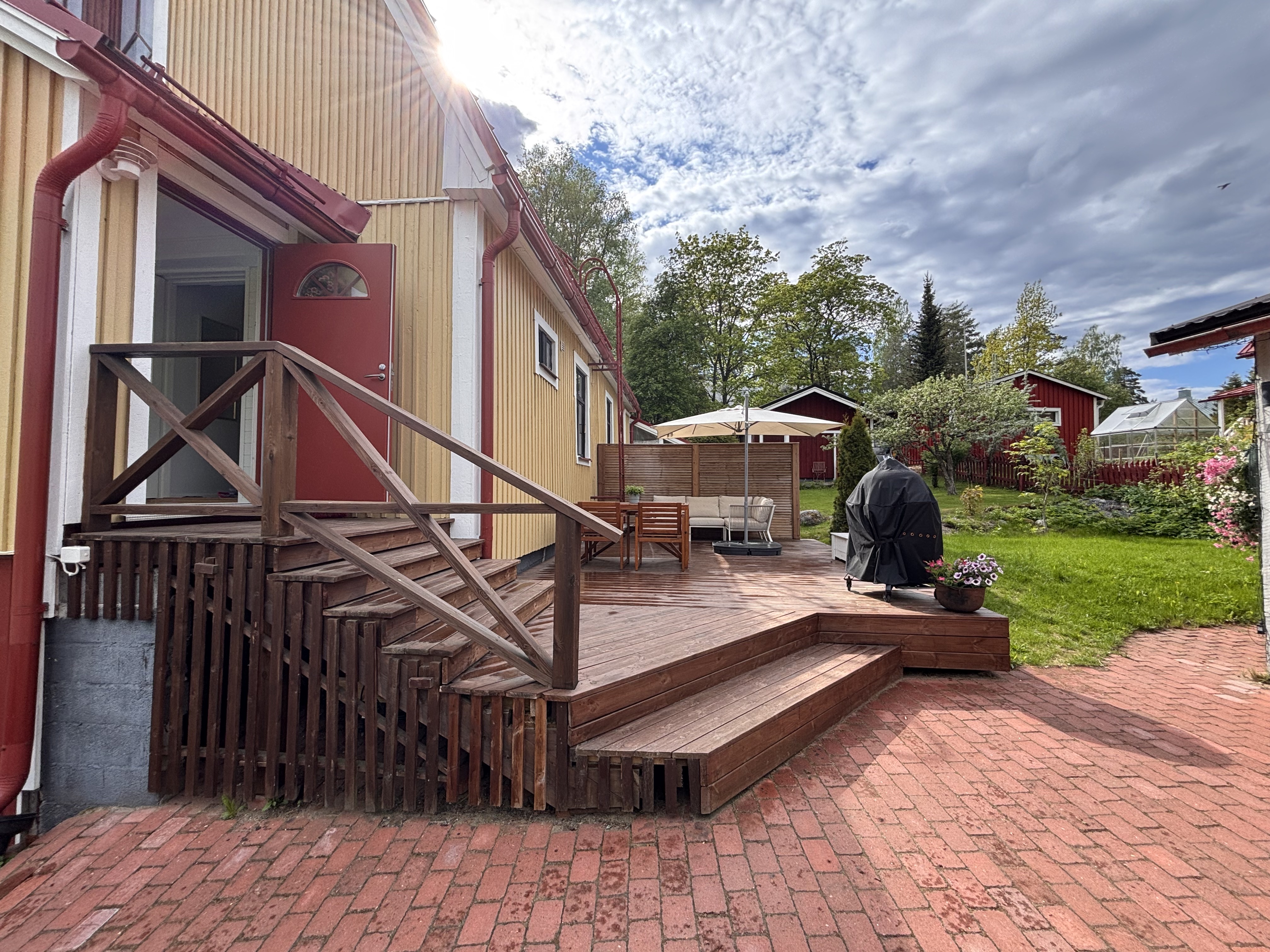 Myyjän ottamia kesäkuvia.