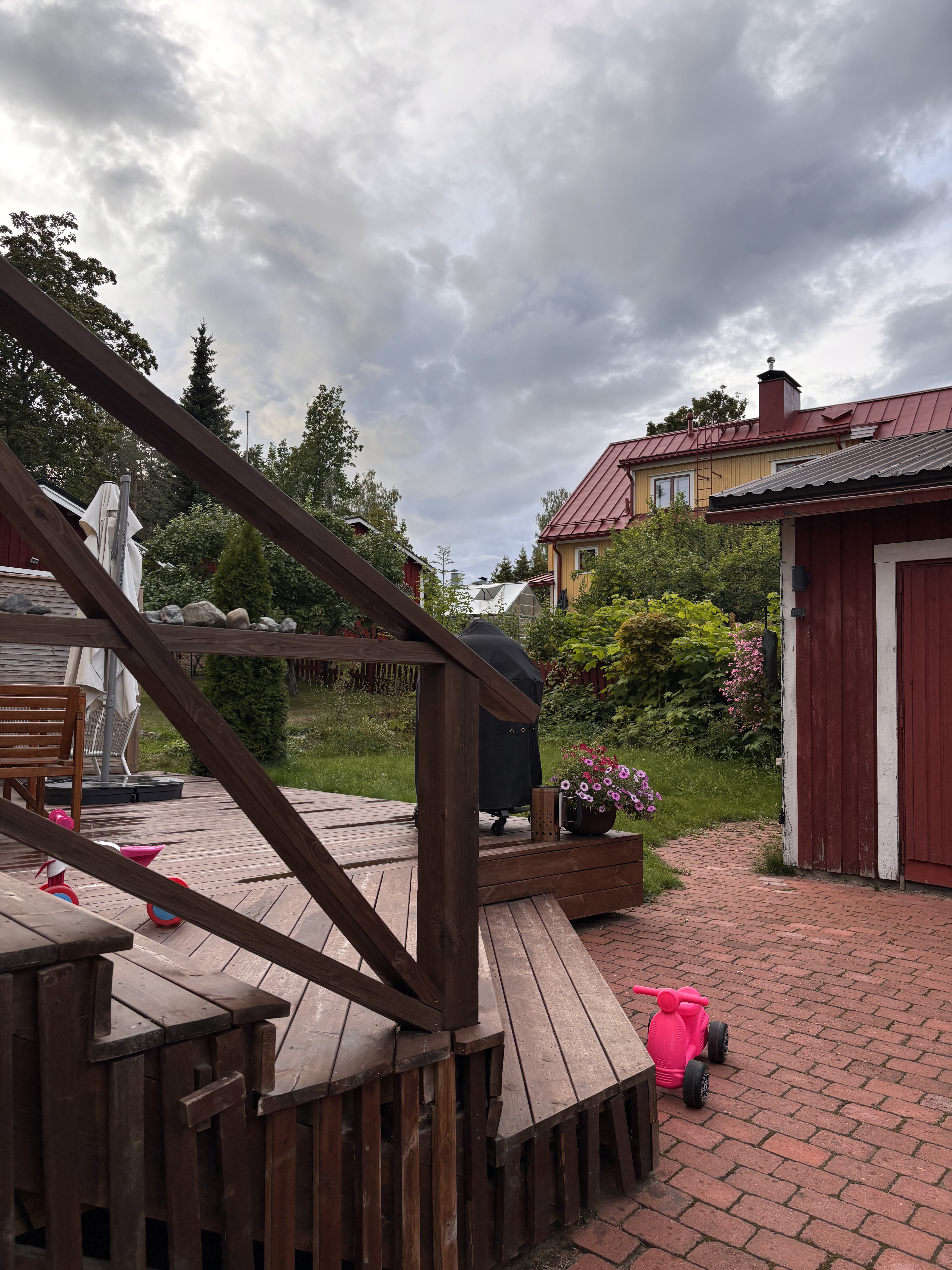 Myyjän ottamia kesäkuvia.