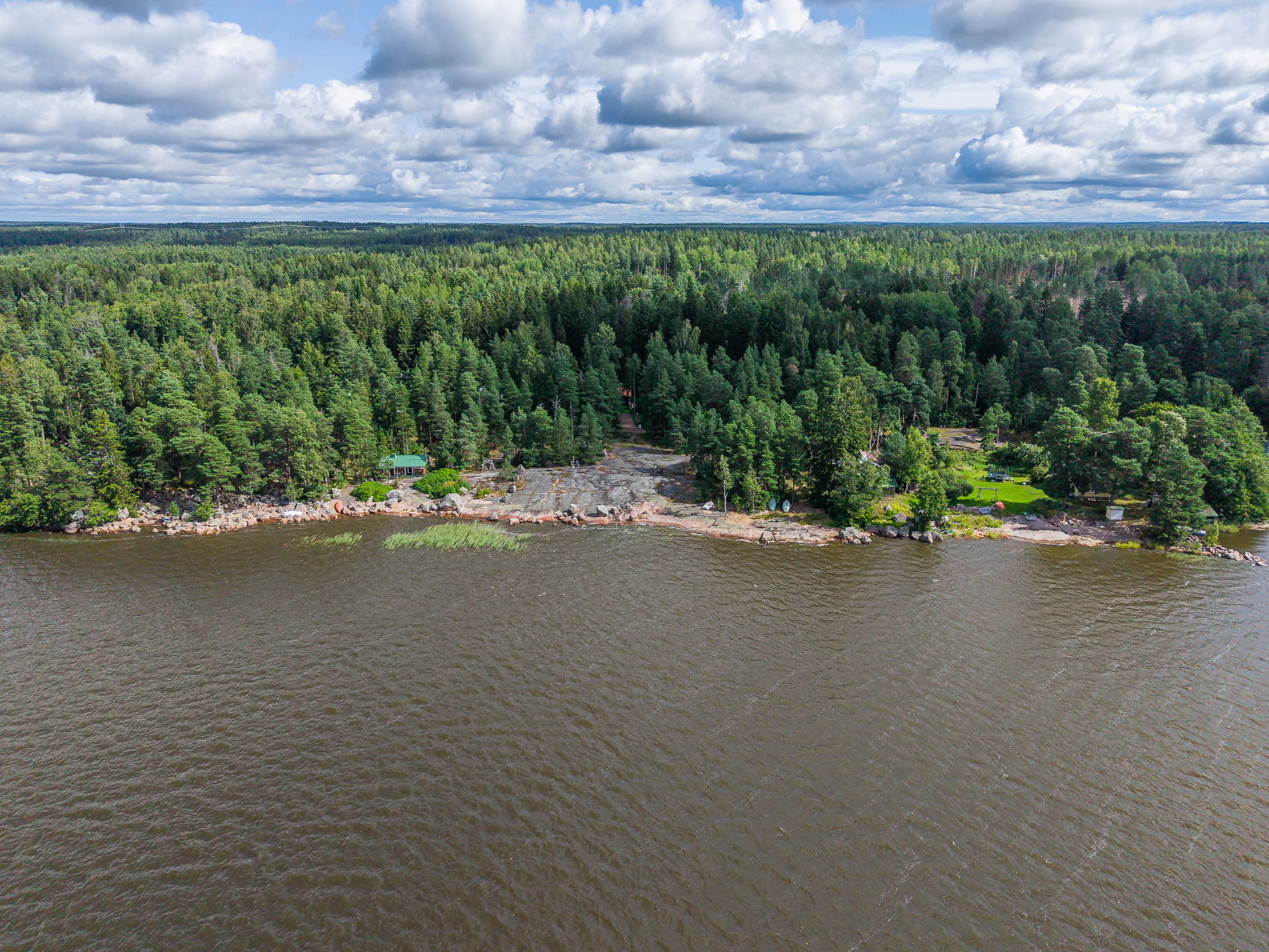 Upea kallio ja uimapaikka 400 m päässä