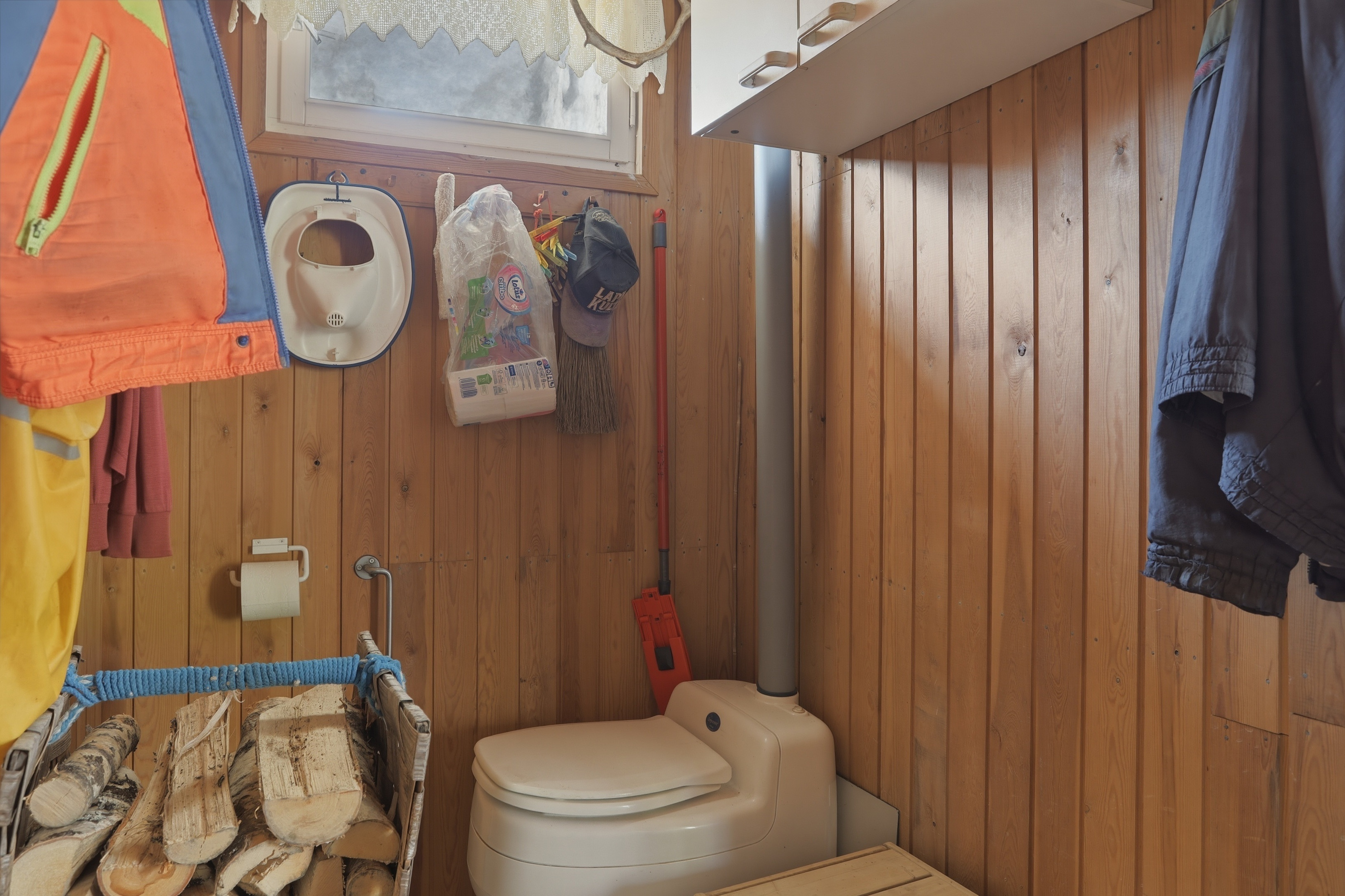 Päämökin pukuhuone ja wc