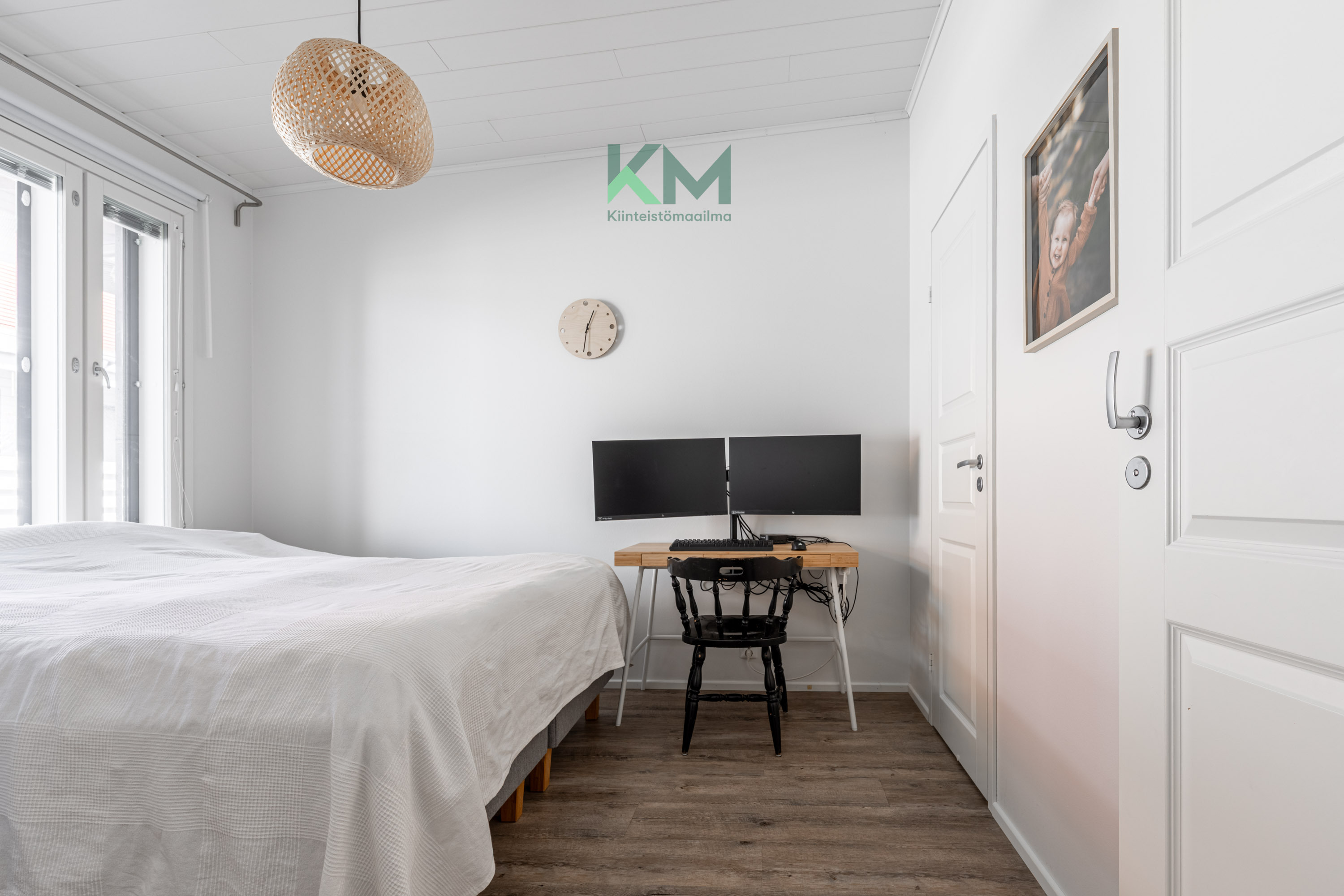 Isommassa makuuhuoneessa on vaatehuone