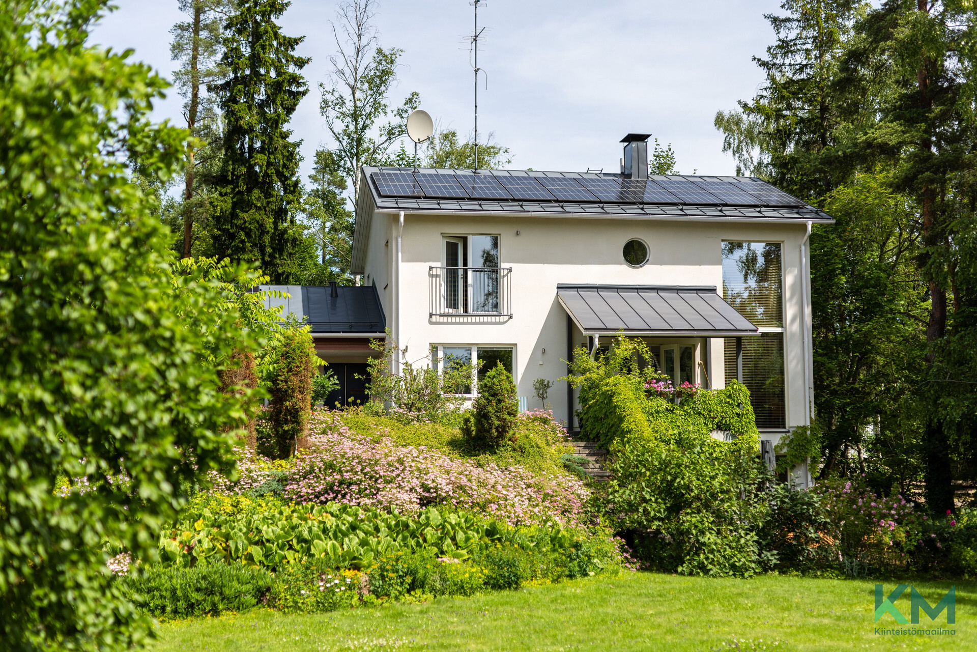 erinomainen tilojen käyttö. Asuintilat 2 kerroksessa, kellarissa sauna ja lisätilat. 5 kpl wc tiloja