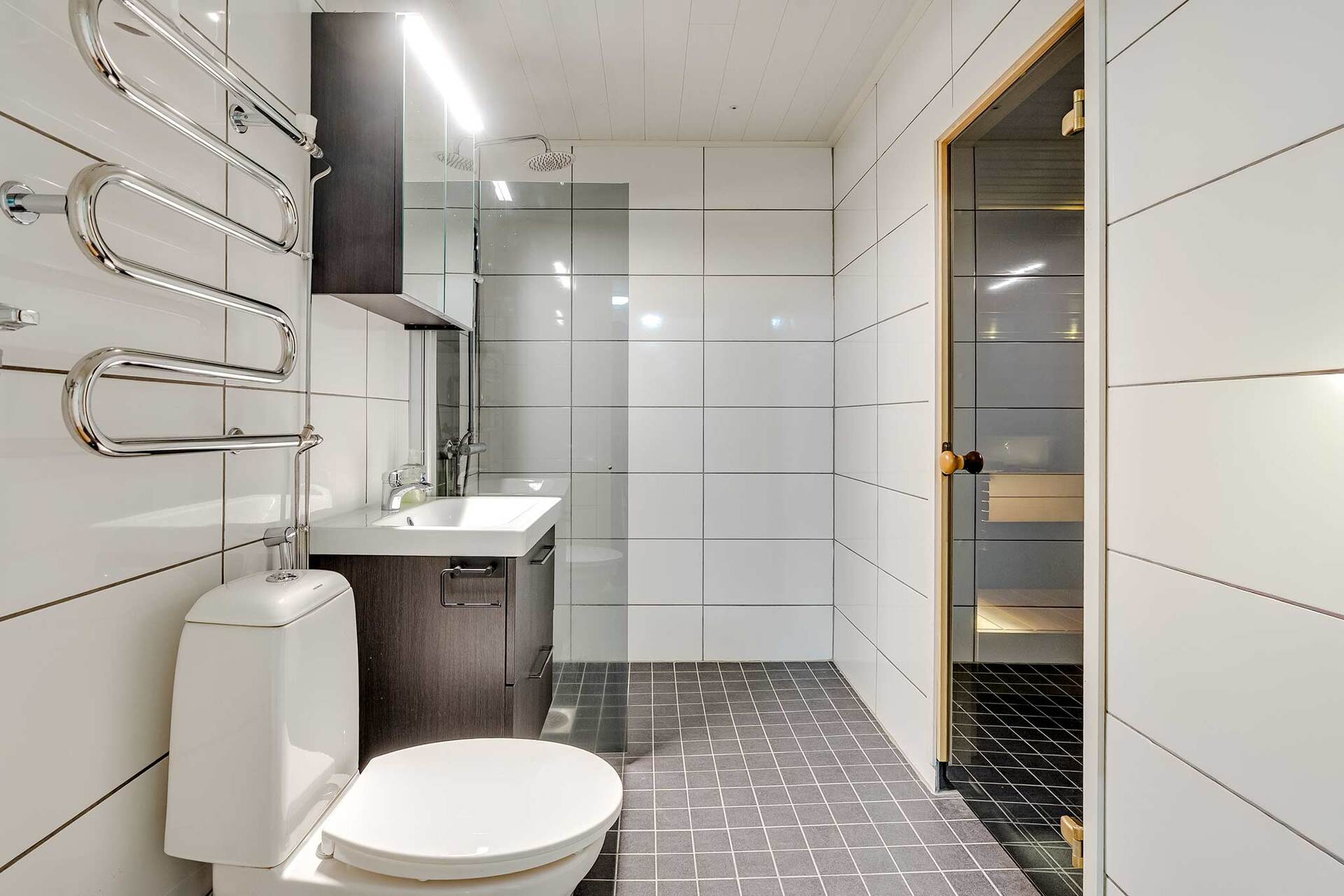 Raikas kylpyhuone ja sauna on remontoitu v.2015
