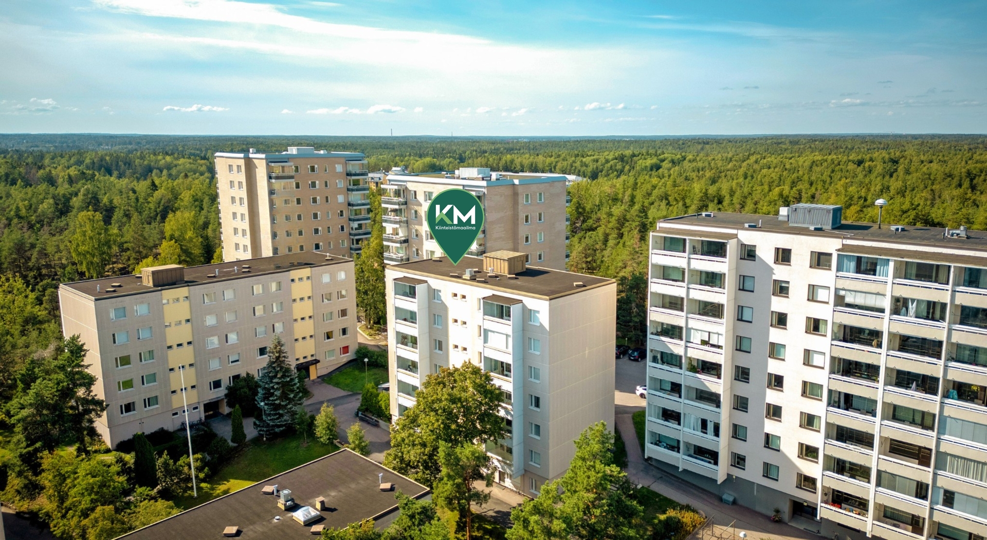 Taloyhtiä sijaitsee Keskupuiston laidalla.