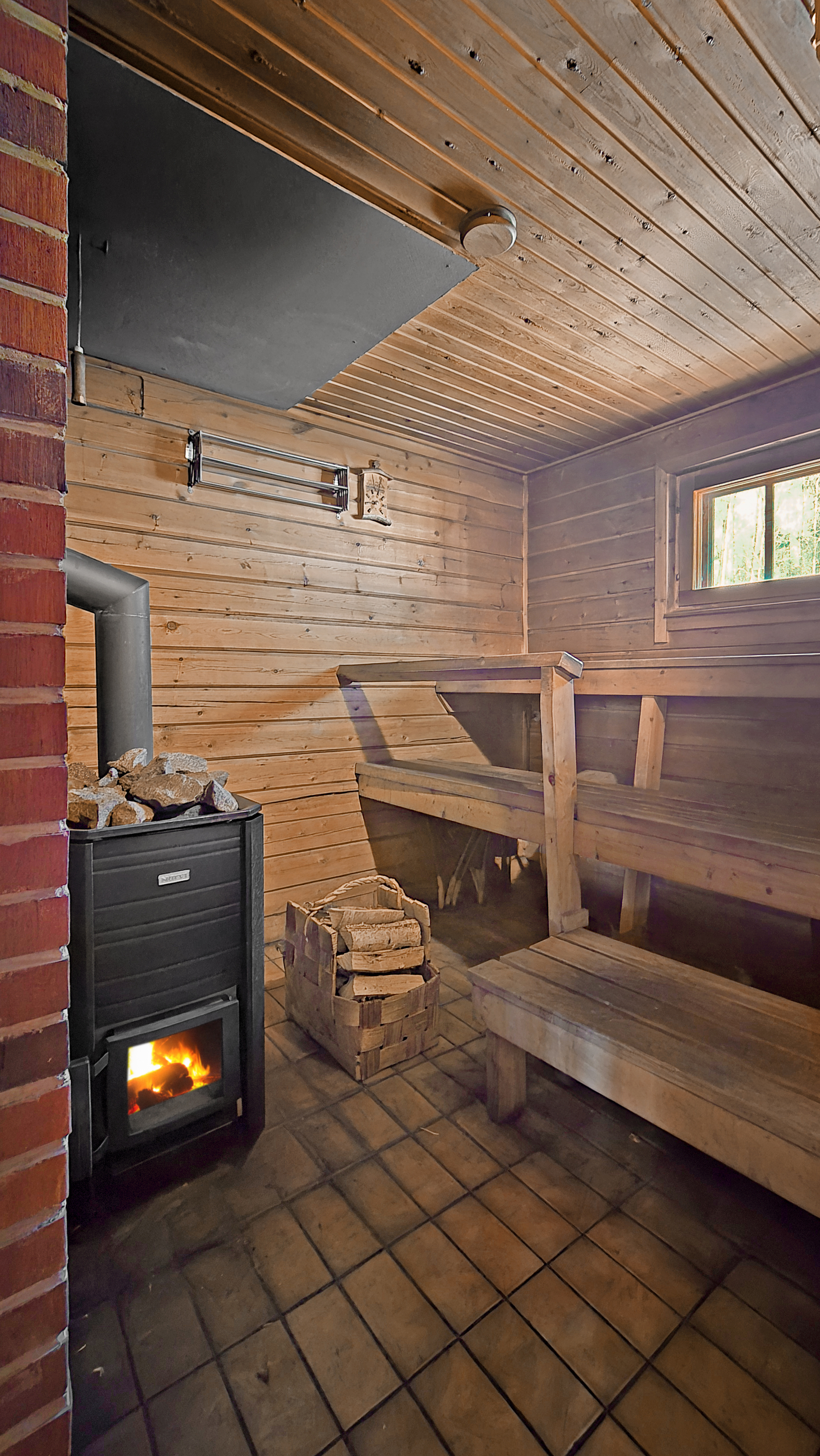 Wc/kph:sta kulku puulämmitteiseen saunaan