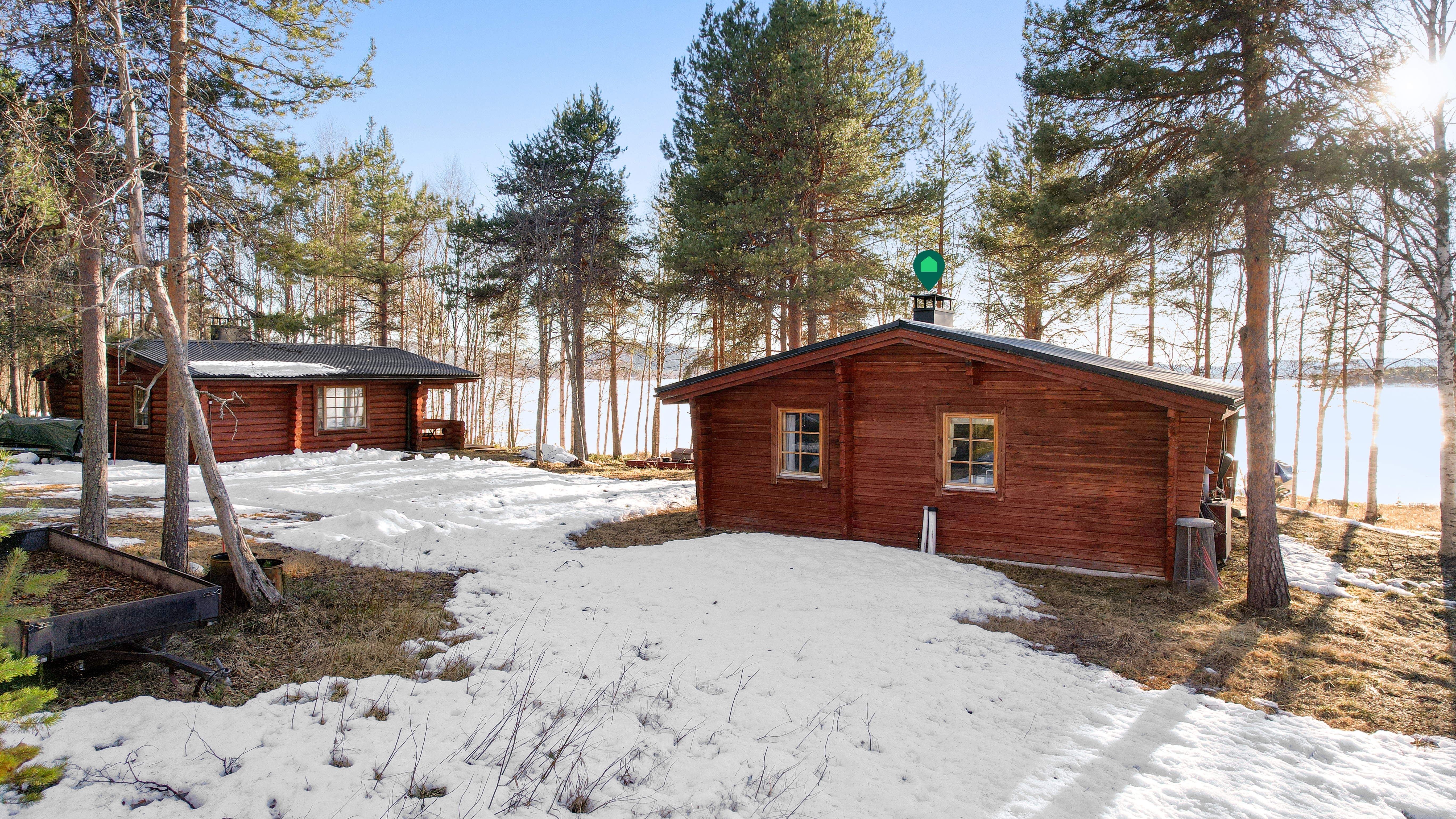 Kuvassa näkyy myytävä kiinteistö ja naapurikiinteistö