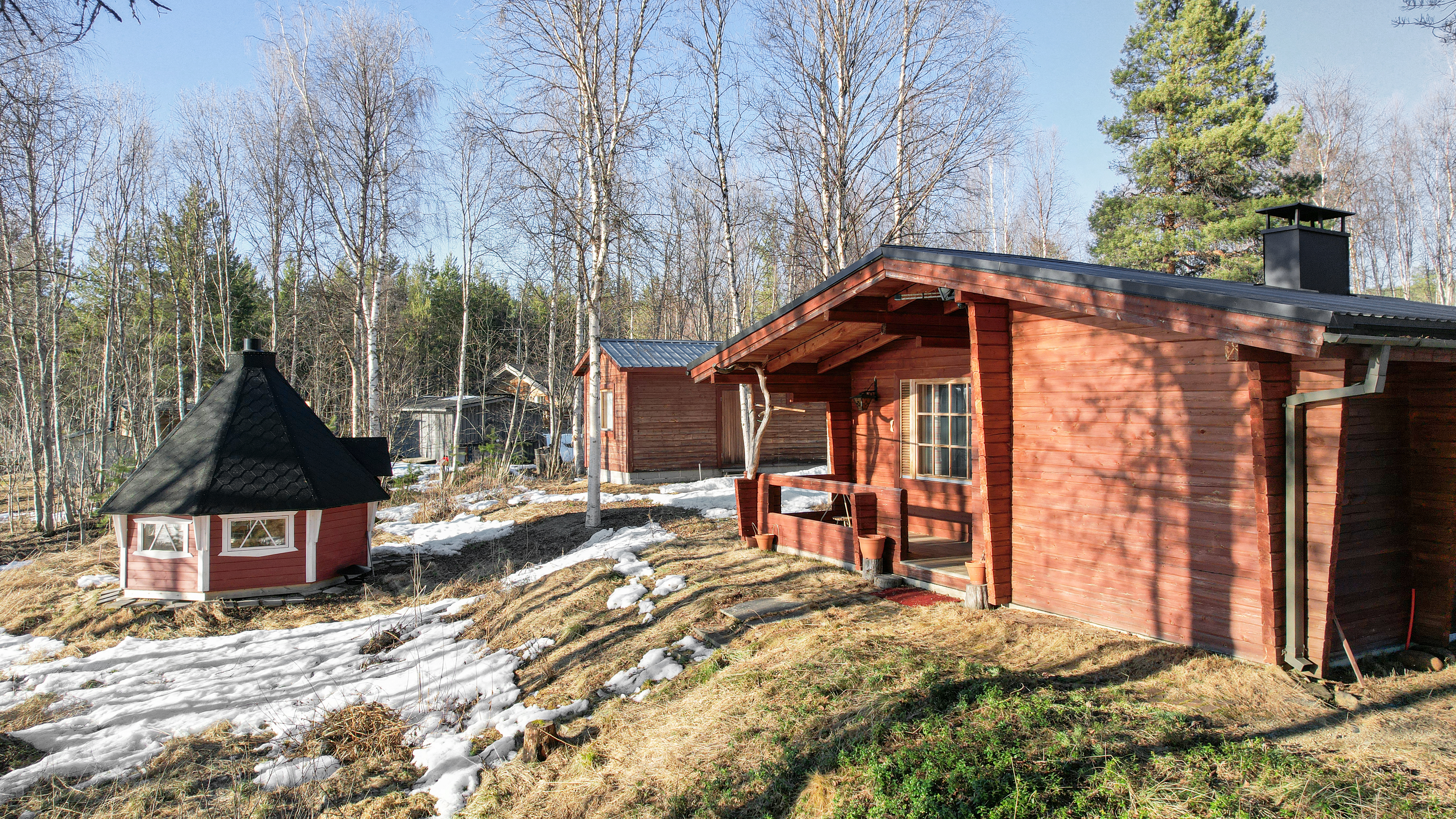 Päämökki ja grillikota