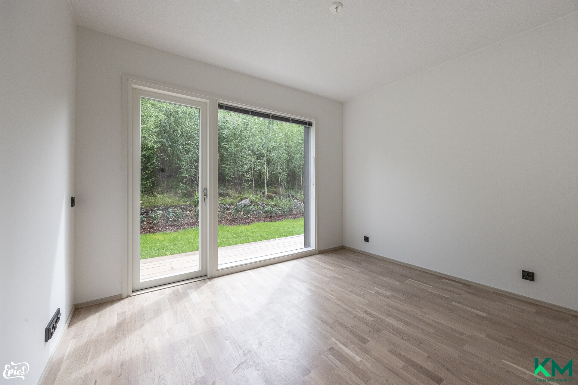 Master bedroomista isot ikkunat ja kulku takapihalle