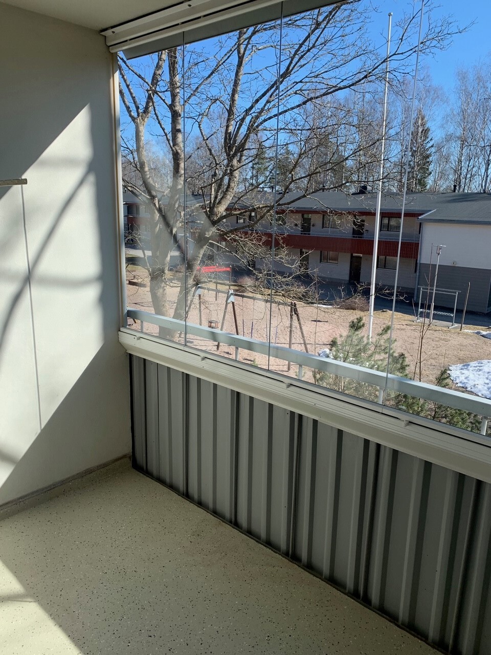 Lasitettu parveke sisäpihalle päin