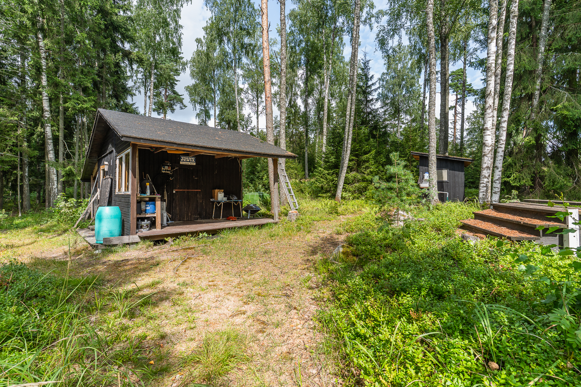 Vierasmökki ja varasto