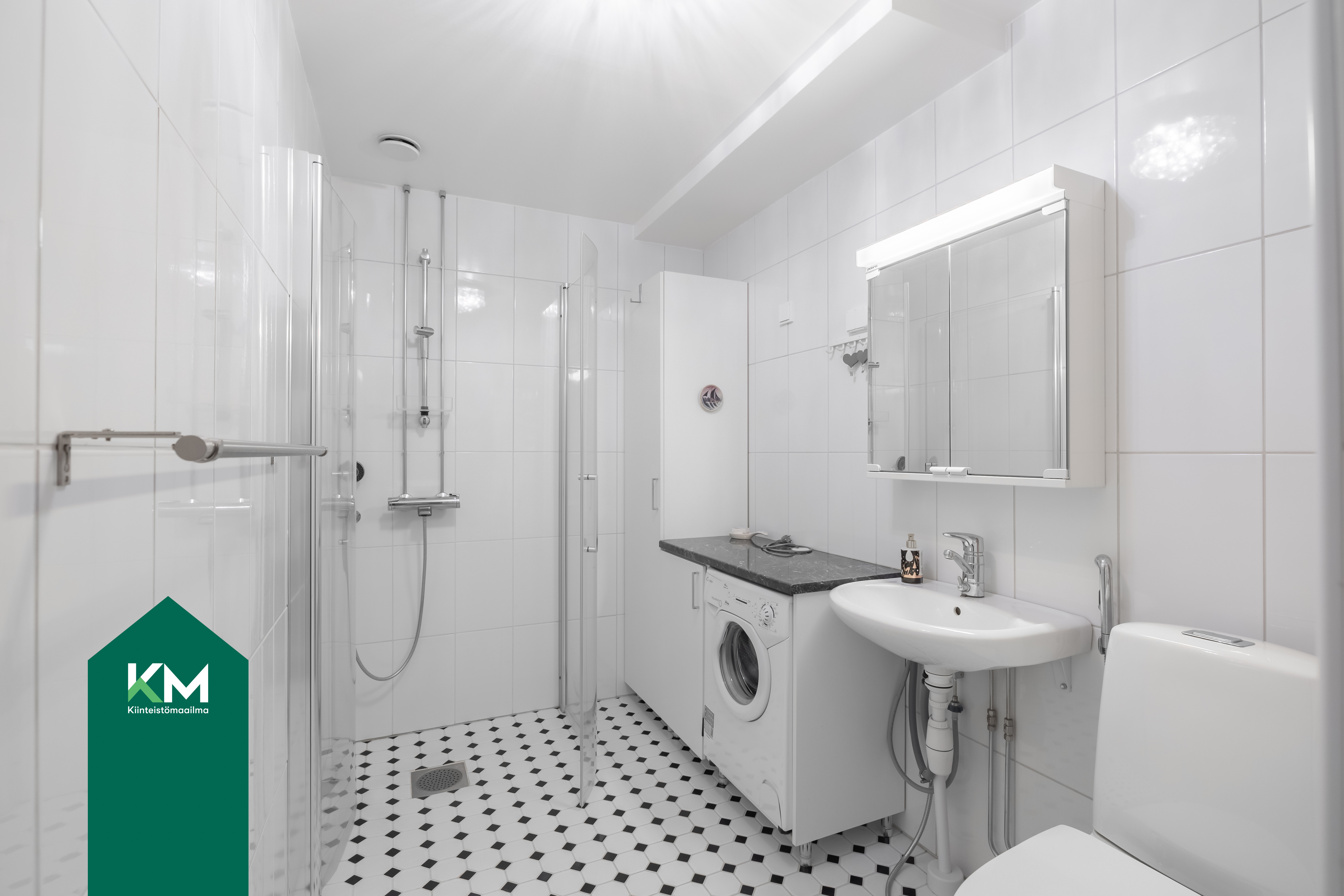 Kylpyhuone on remontoitu vuonna 2015. Pyykinpesukone kuuluu kauppaan.