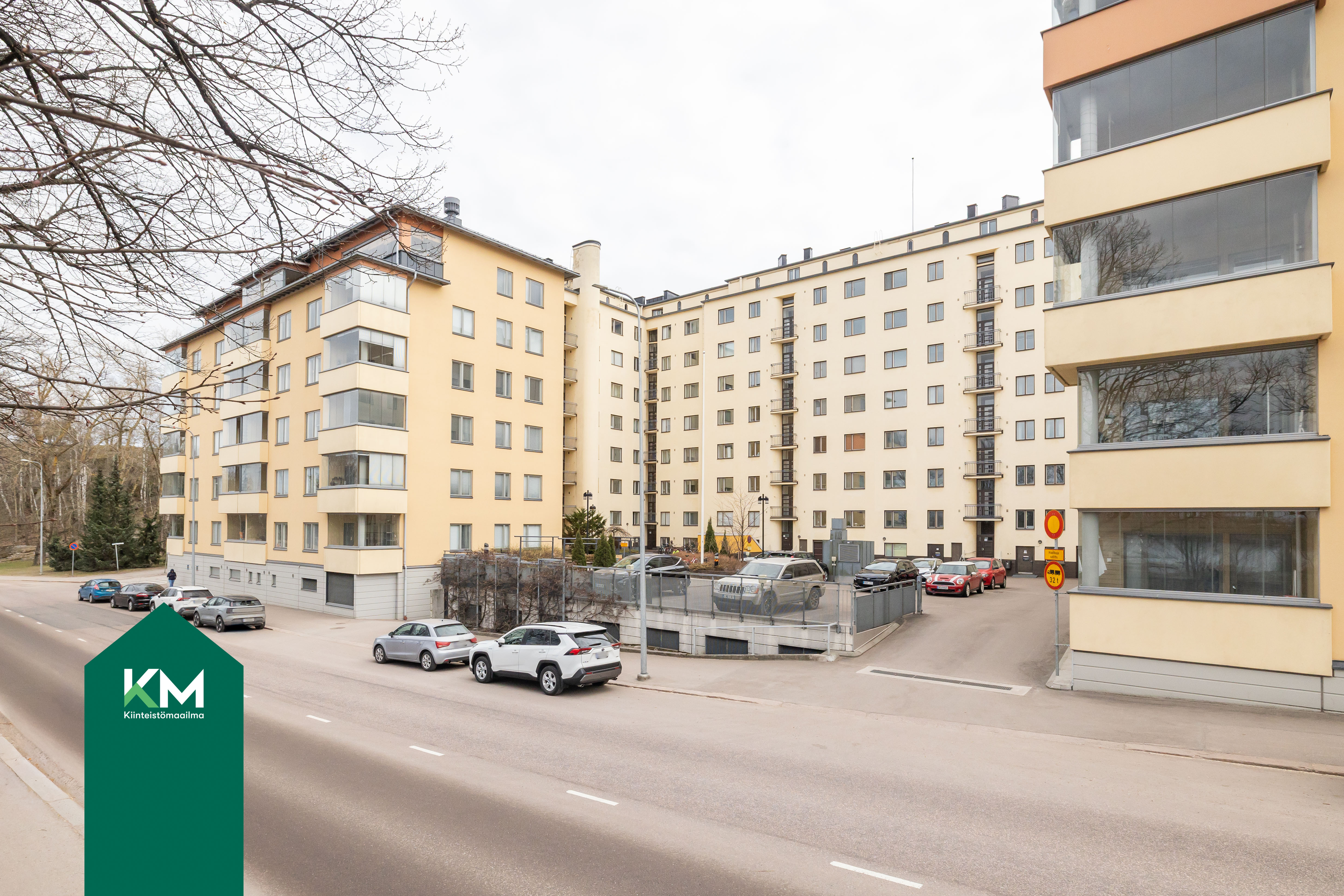 Satamakadun puolelta katsottuna asunto on 4.kerroksessa.