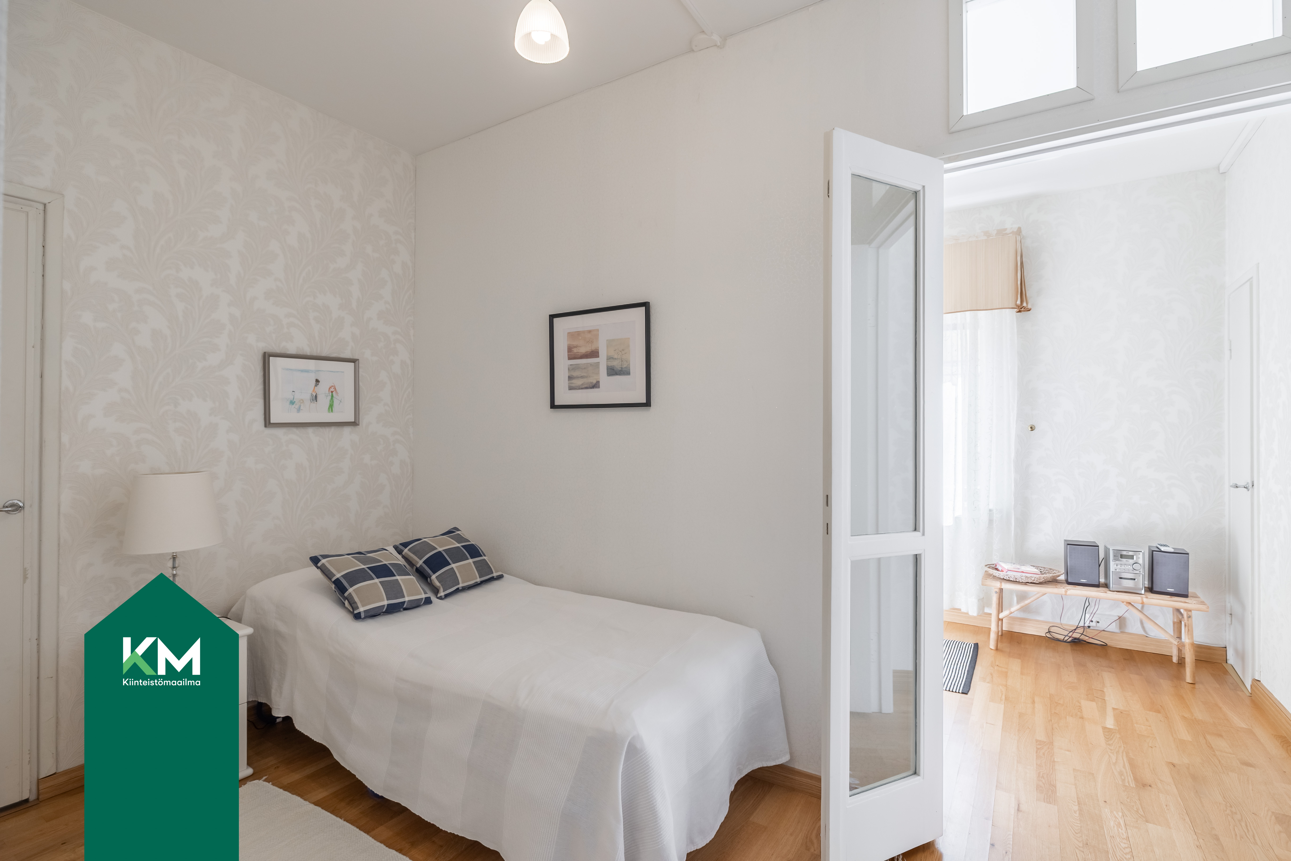 Kolmas makuuhuone jää kylpyhuoneen toisen makuuhuoneen väliin.