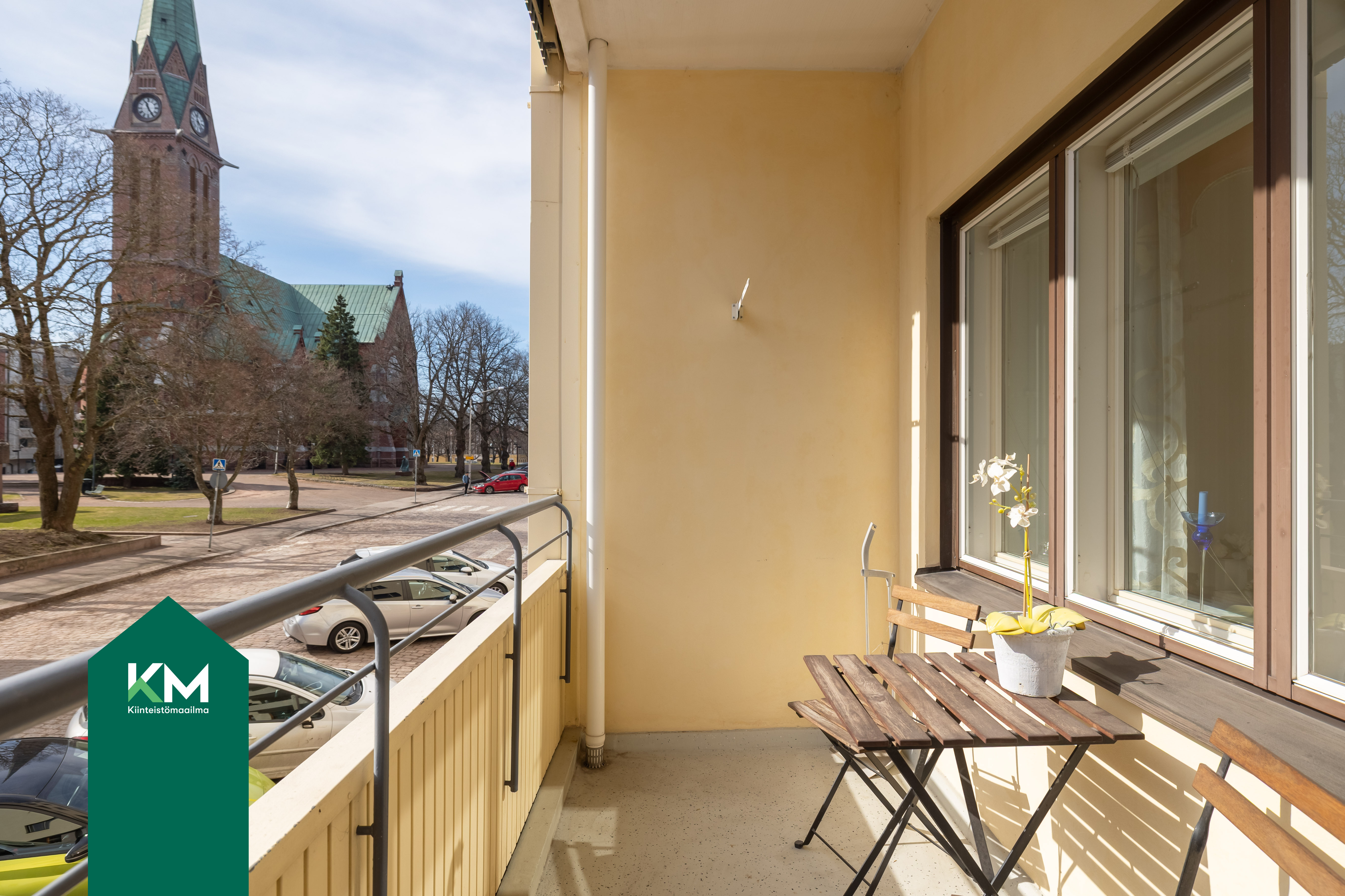 Parveke on Korkeavuorenkadulla päin.