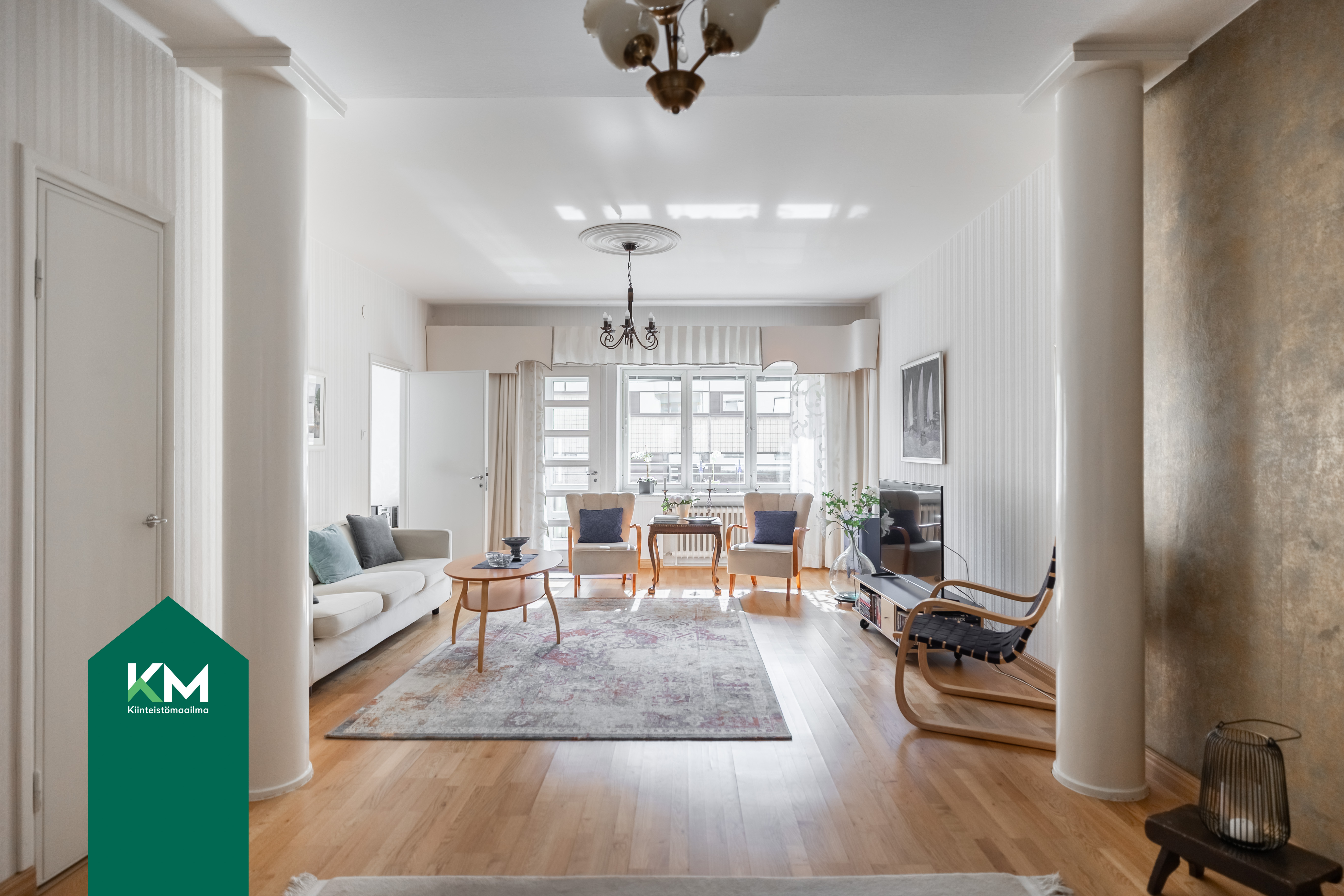 Iso ja valoisa olohuone.