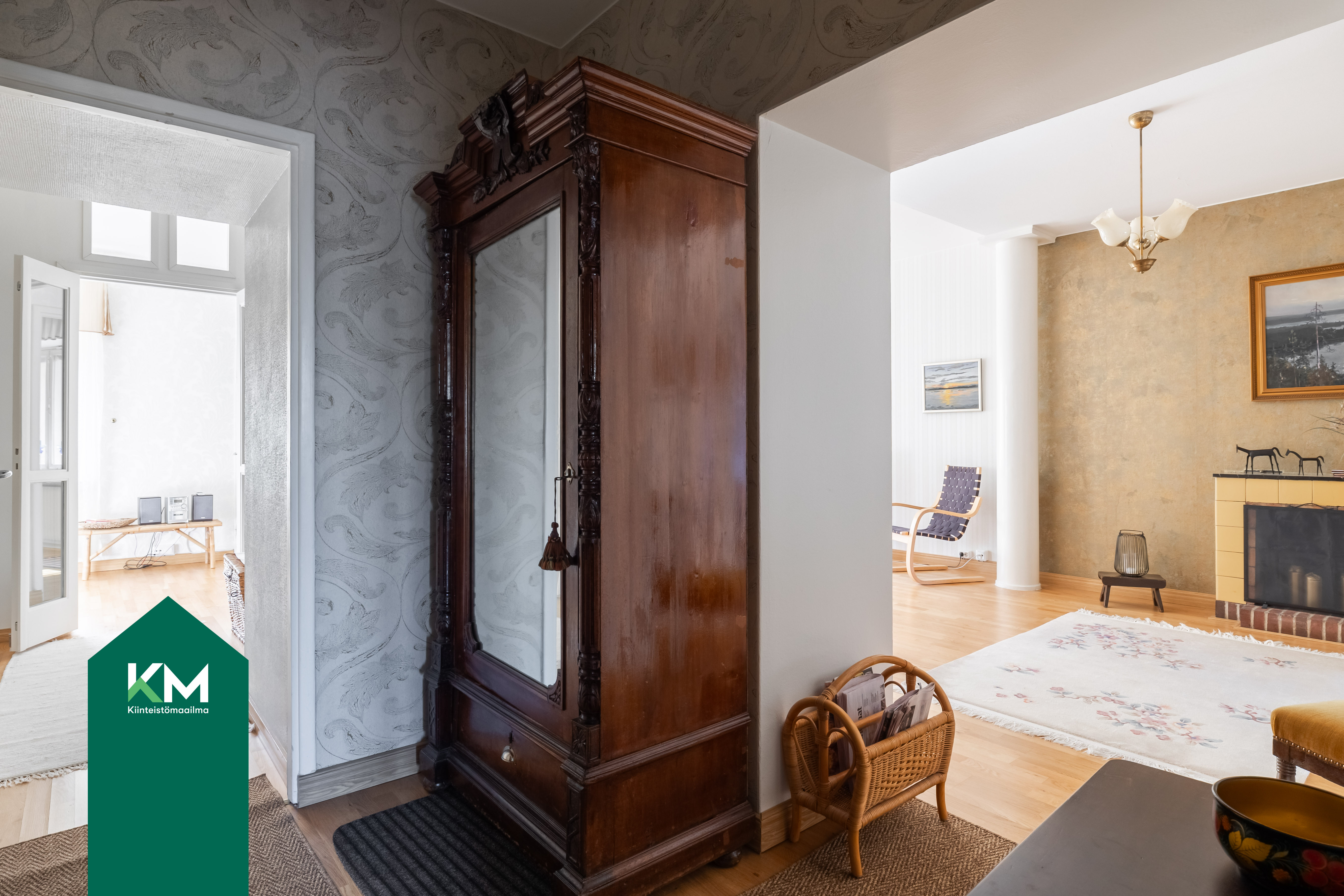 Eteisen kaappi kuuluu kauppaan.