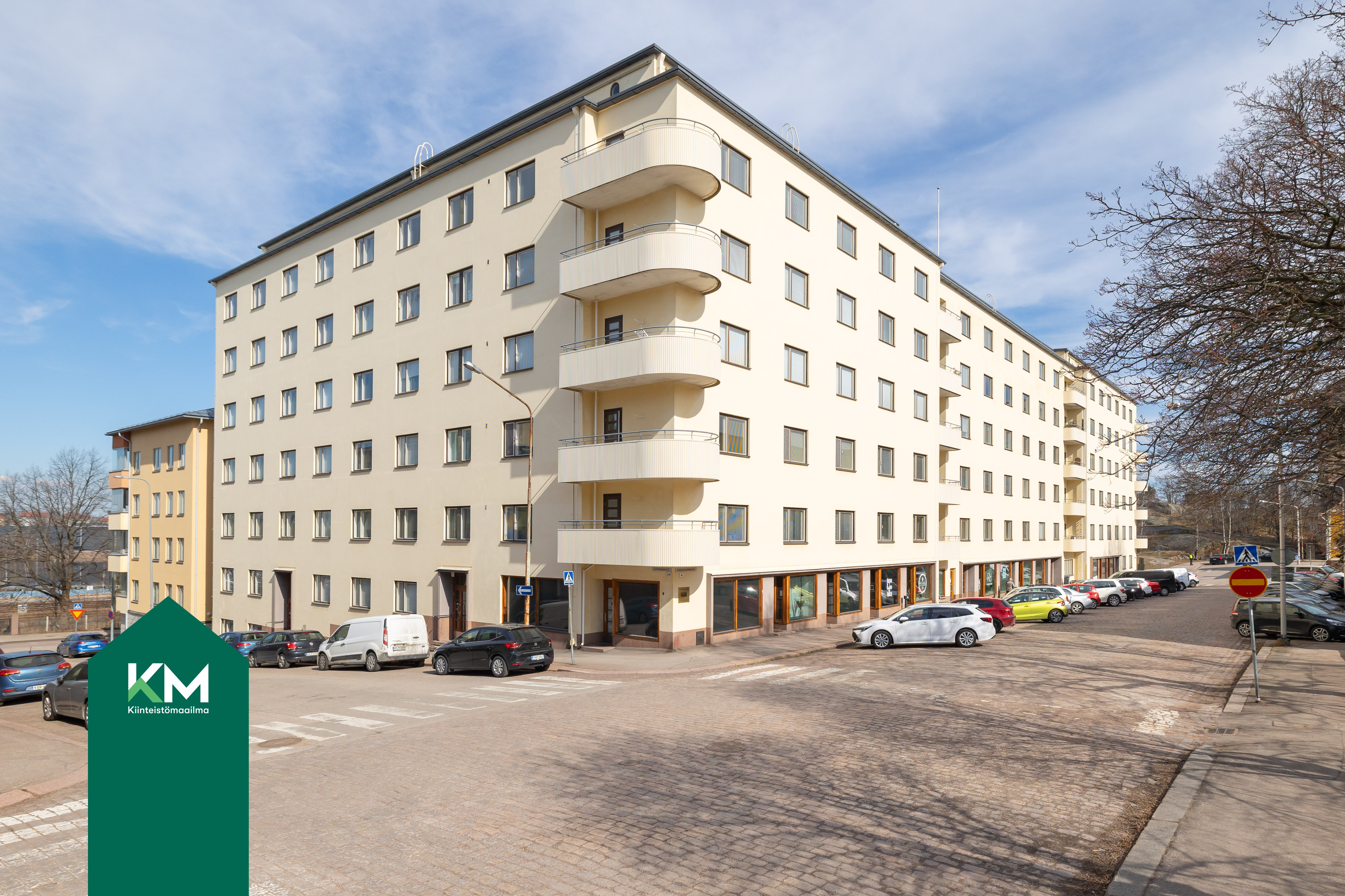 Korkeavuorenkadulta asunto on 2.kerroksessa.