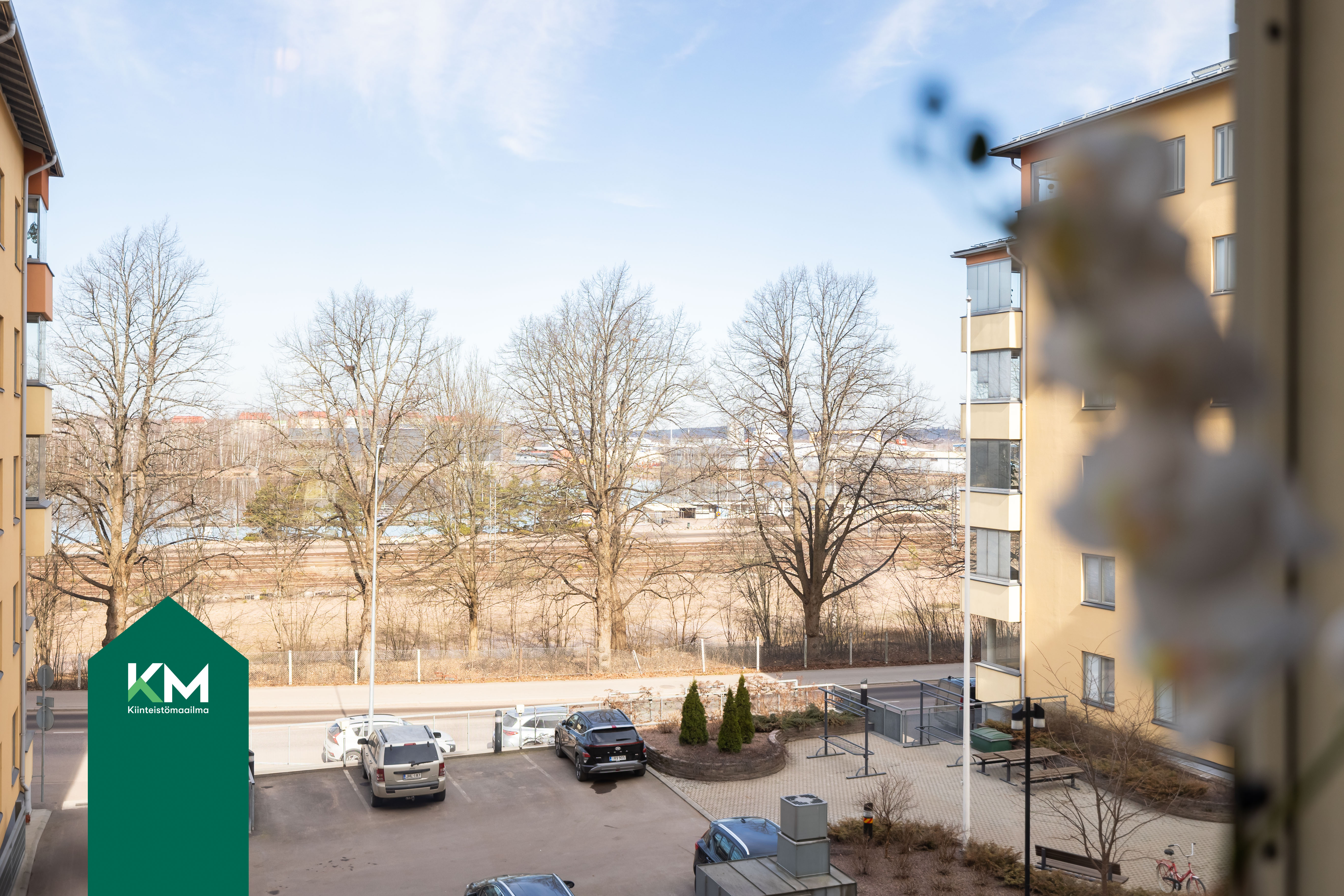 Makuuhuoneesta on näkymät Satamakadulle.