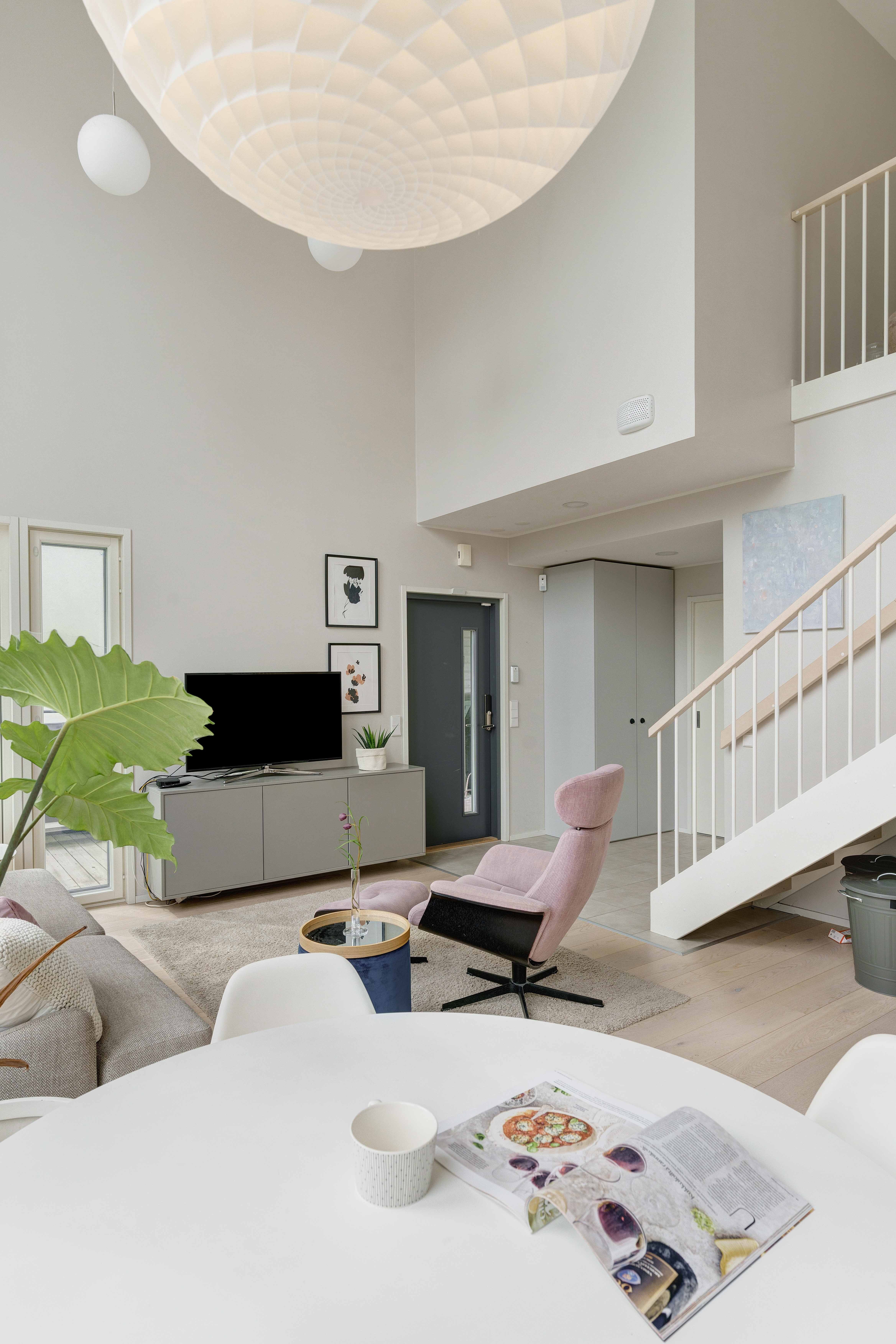 Näkymä keittiöstä sisääntuloon