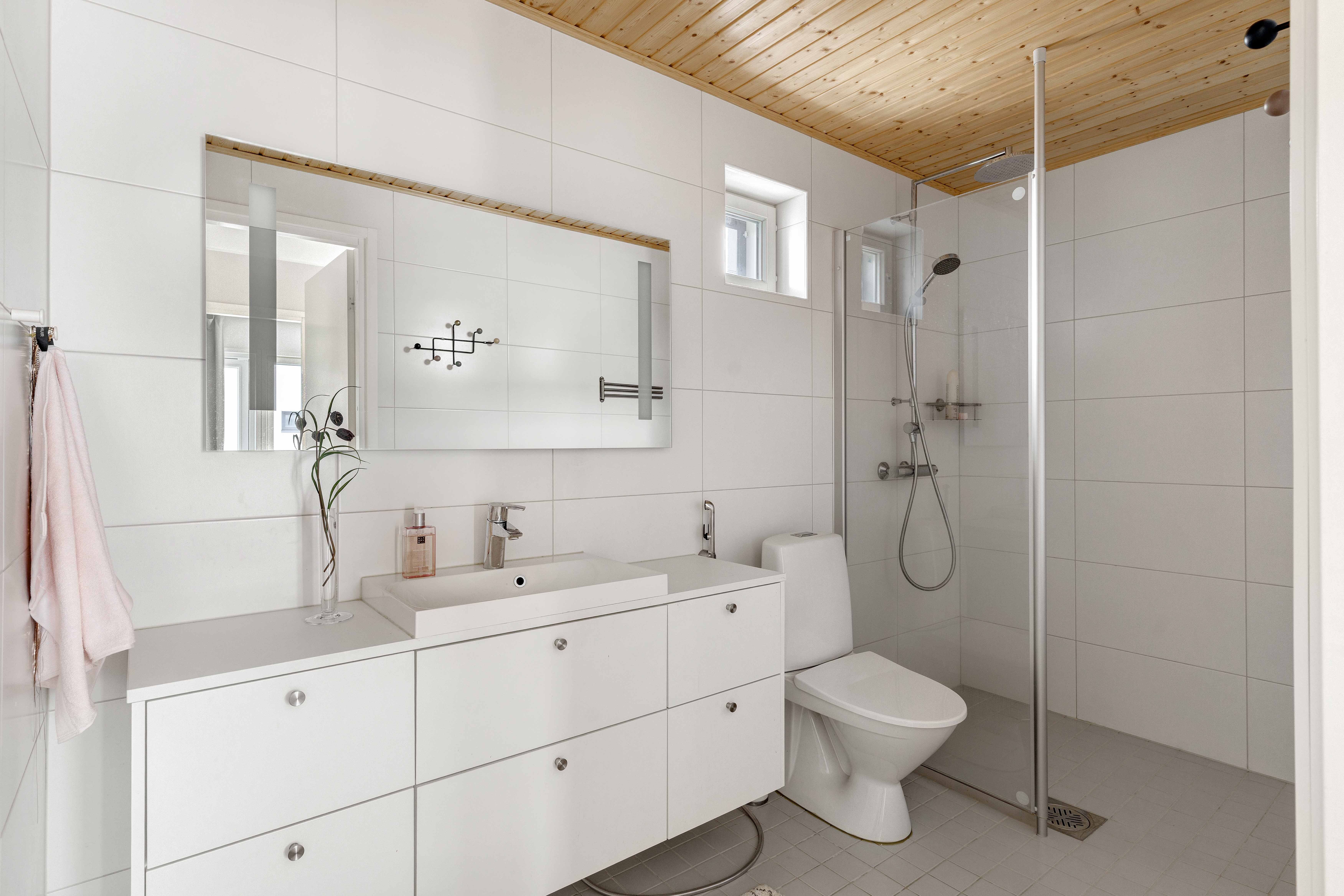 Yläkerran kylpyhuone on tilava