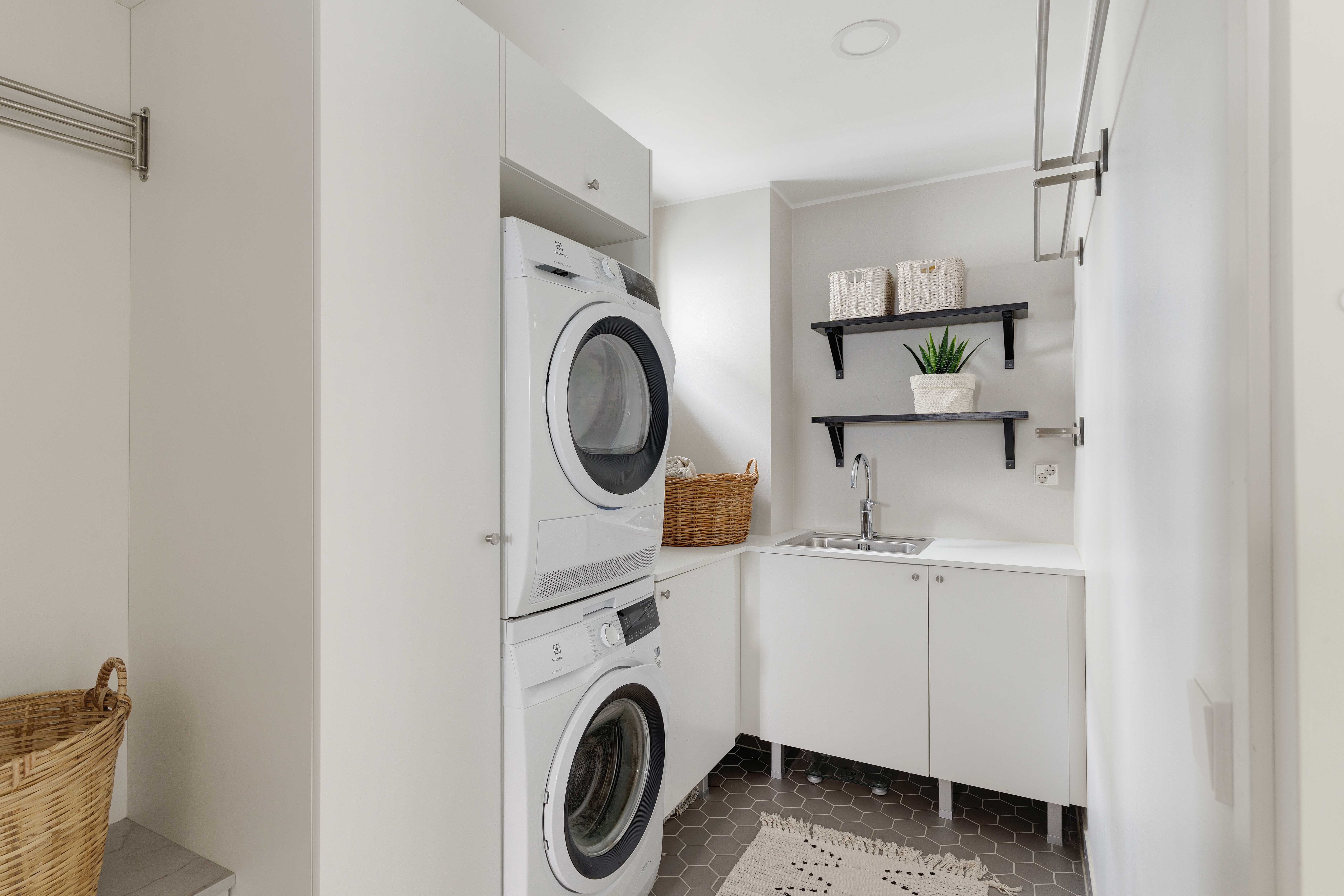 Käytännöllinen kodinhoitotila on saunaosaston yhteydessä