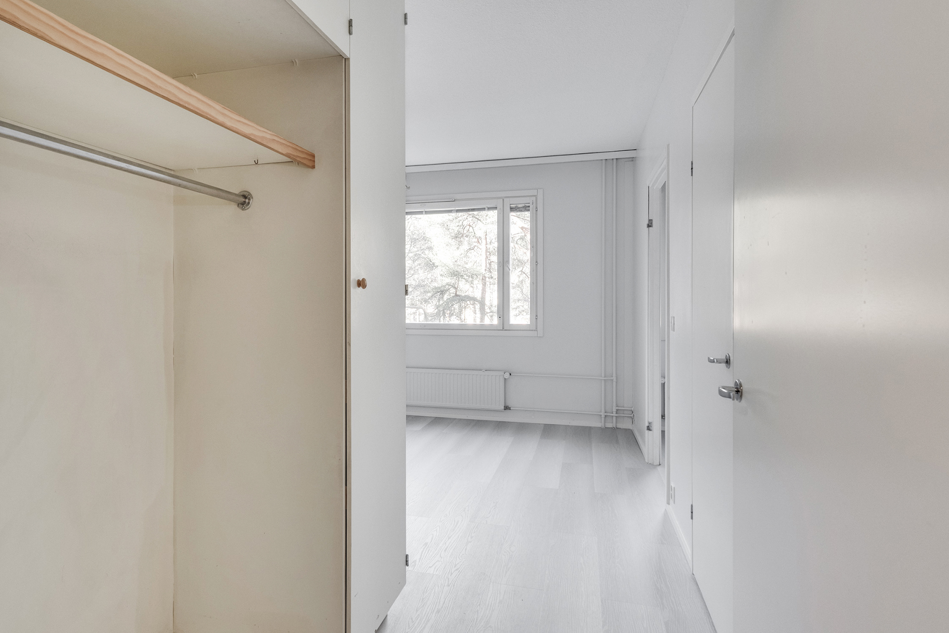 Eteisessä kiinteä kaapisto