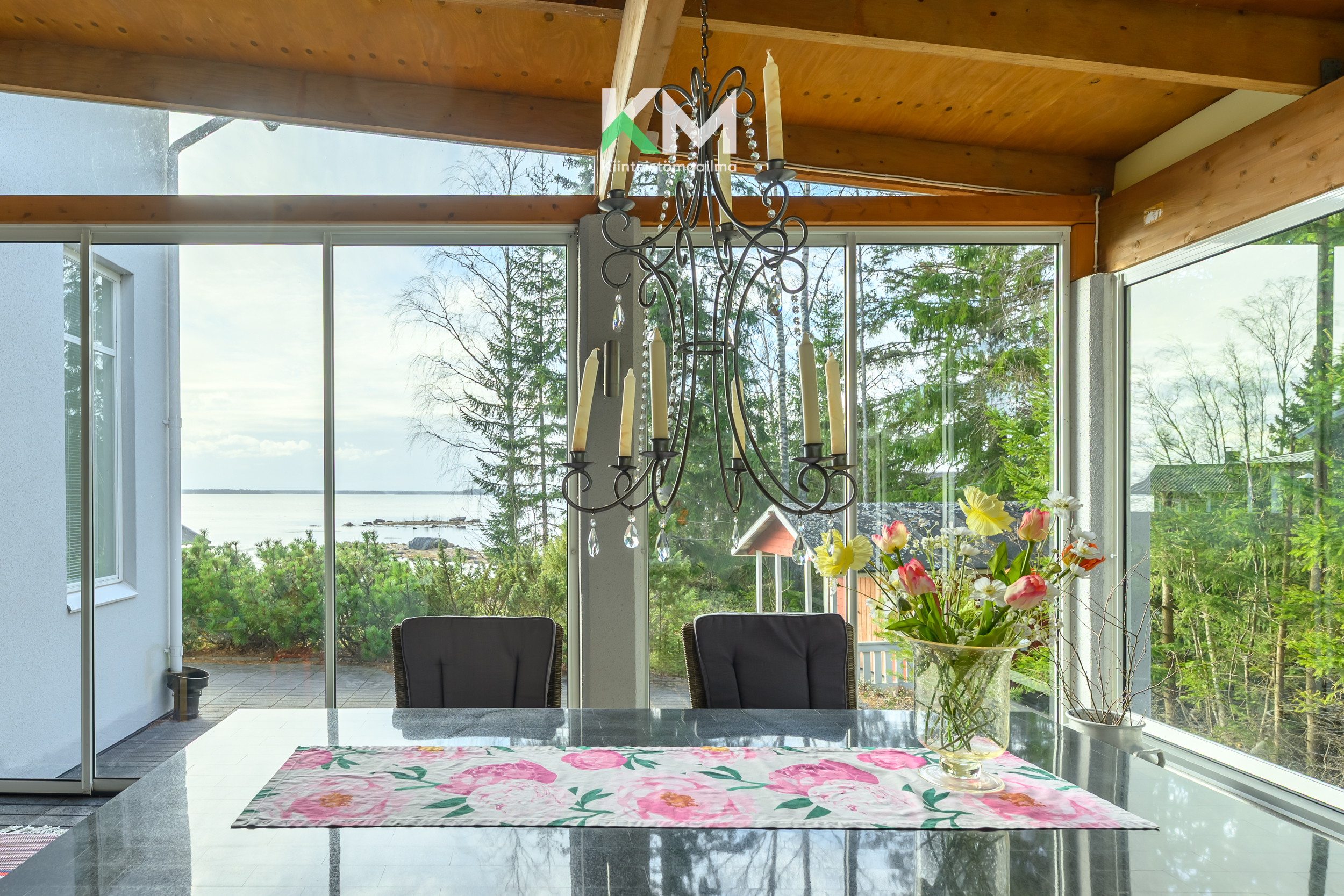 Lasitetulta terassilta näkymät merelle