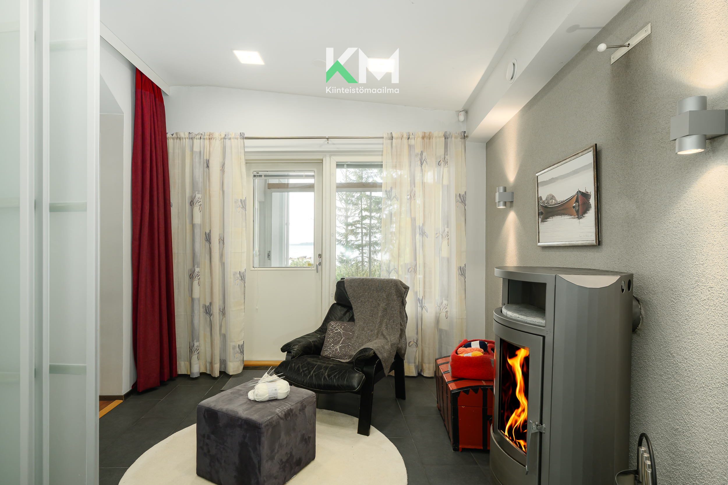 Takkahuoneesta käynti lasitetulle terassille ja kodinhoitohuoneeseen