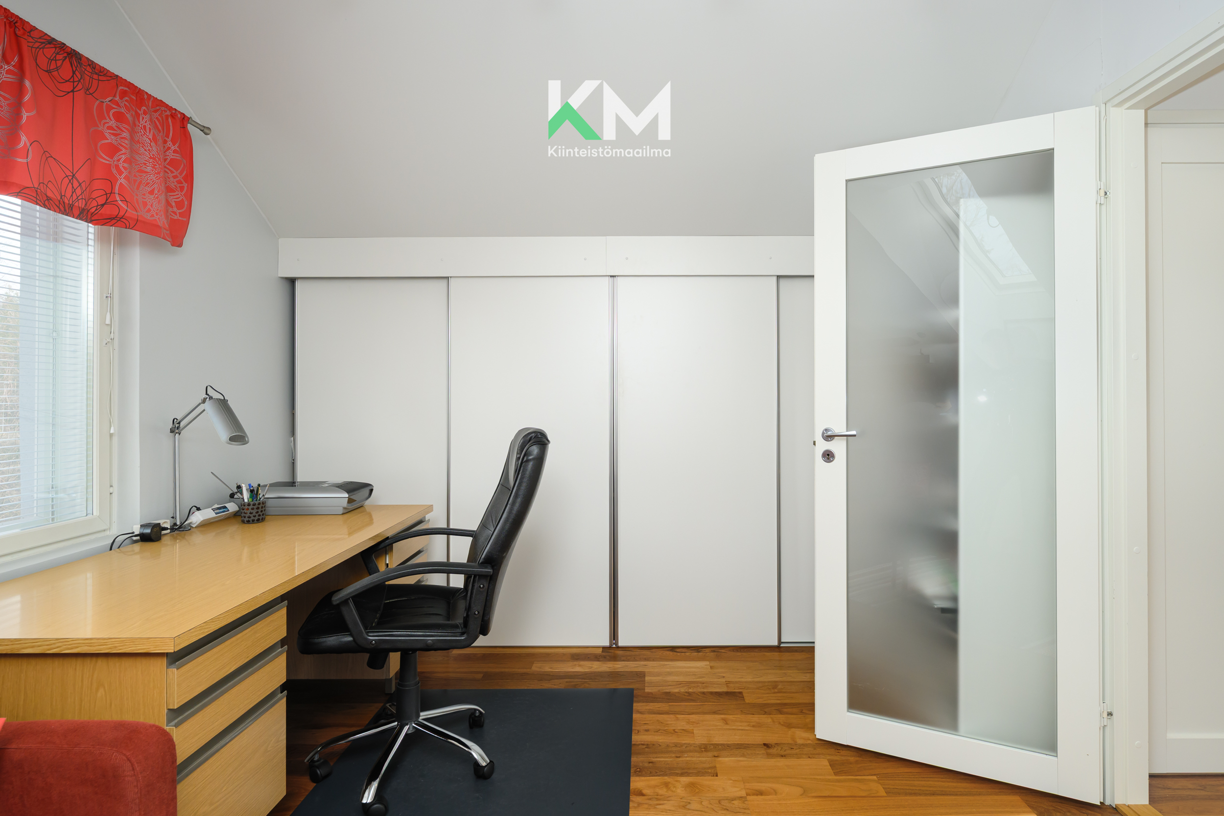 Yläkerran makuuhuoneessa liukuovikaapistot