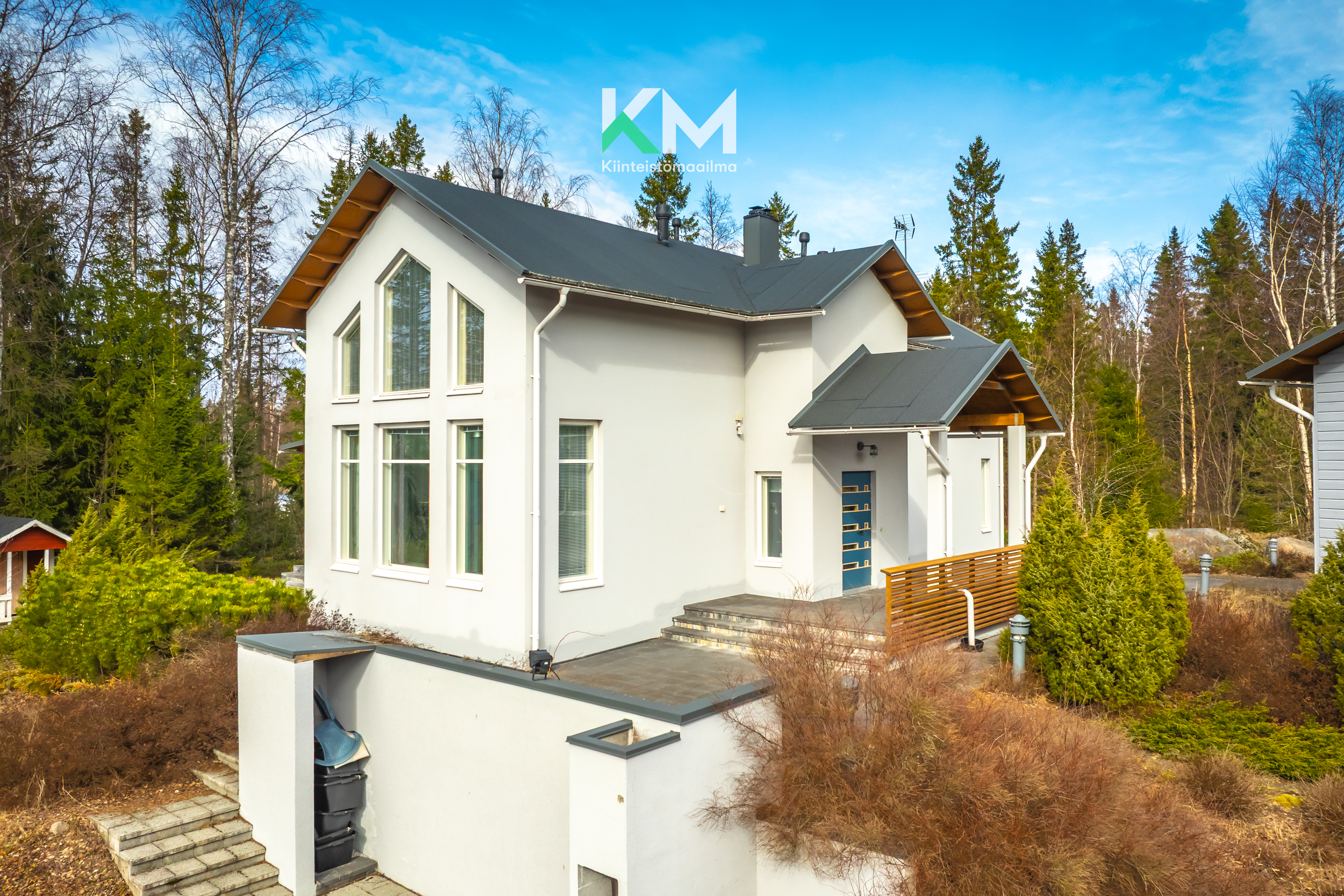 Kodissa kauniit suuret ikkunat