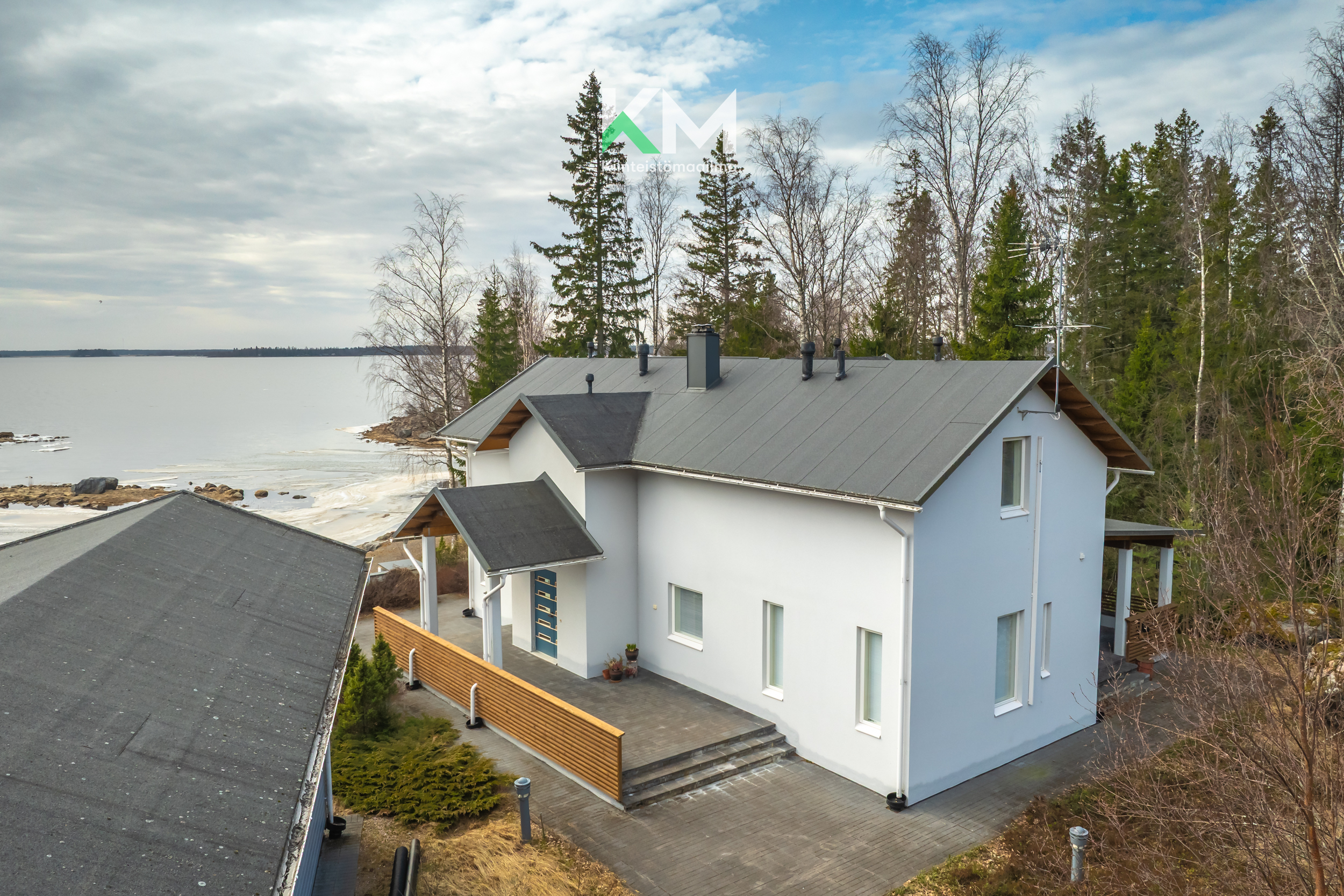 Koti ulkoapäin, etualalla talousrakennus