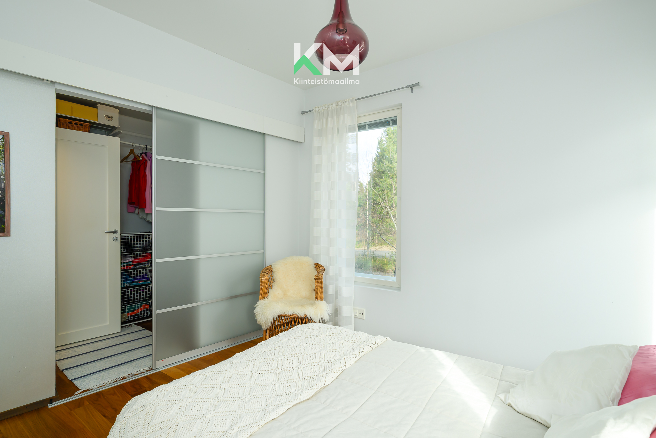 Alakerran makuuhuoneen yhteydessä vaatehuone ja wc