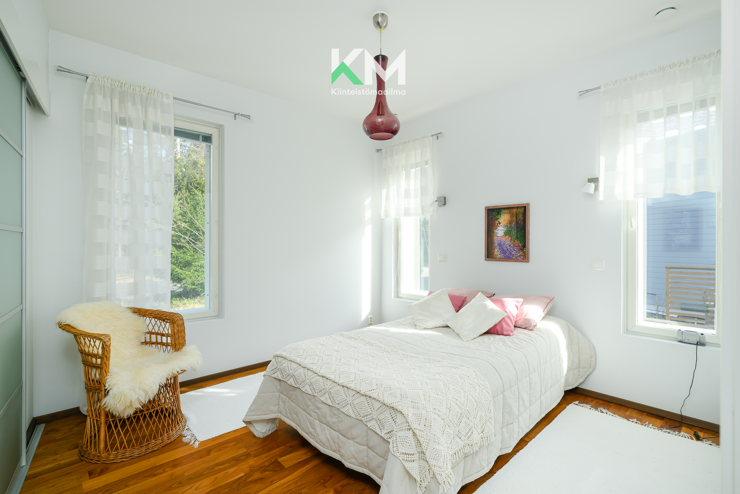 Alakerrassa yksi kaunis makuuhuone