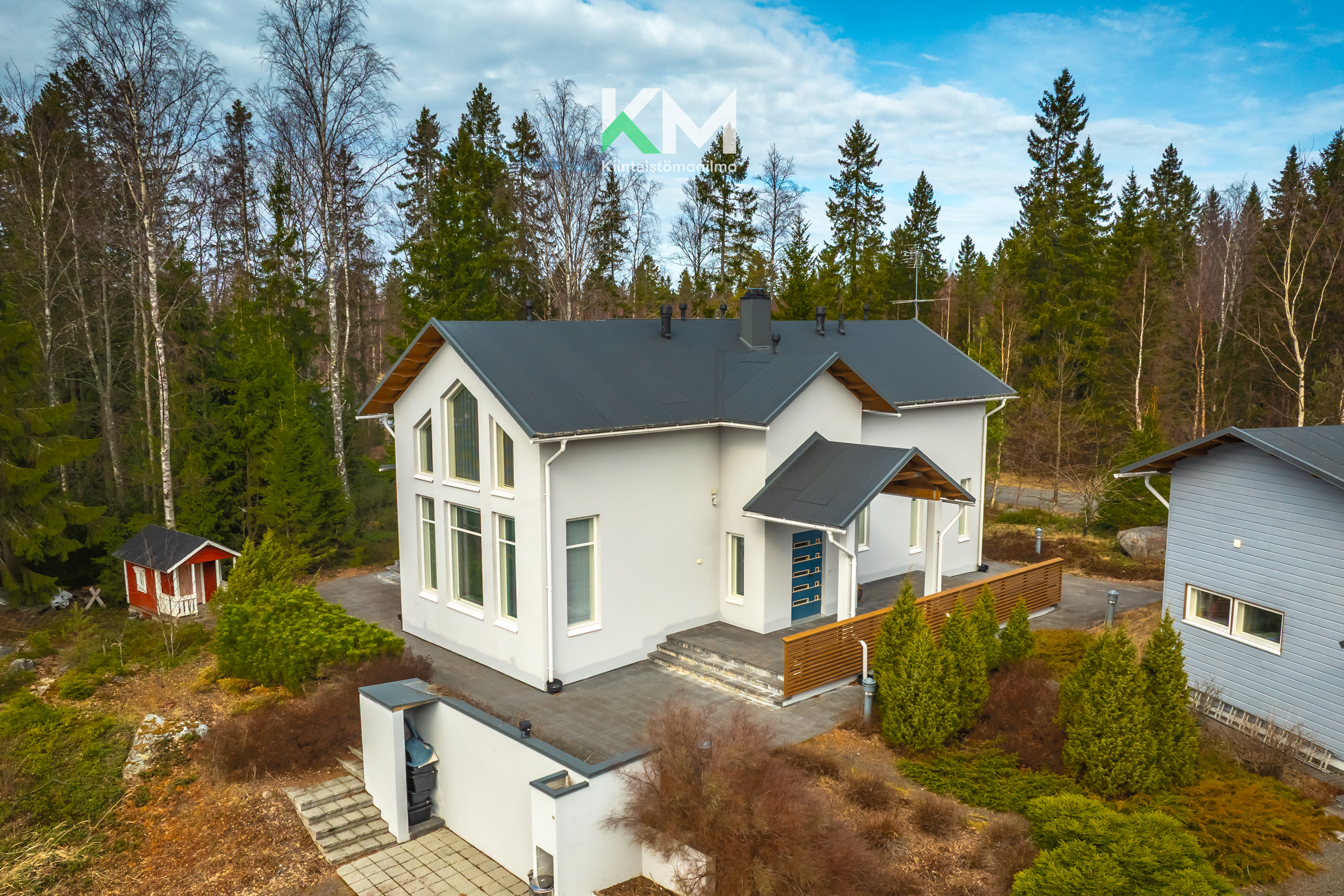 Pihapiiri viimeistelty istutuksin ja laatoituksin