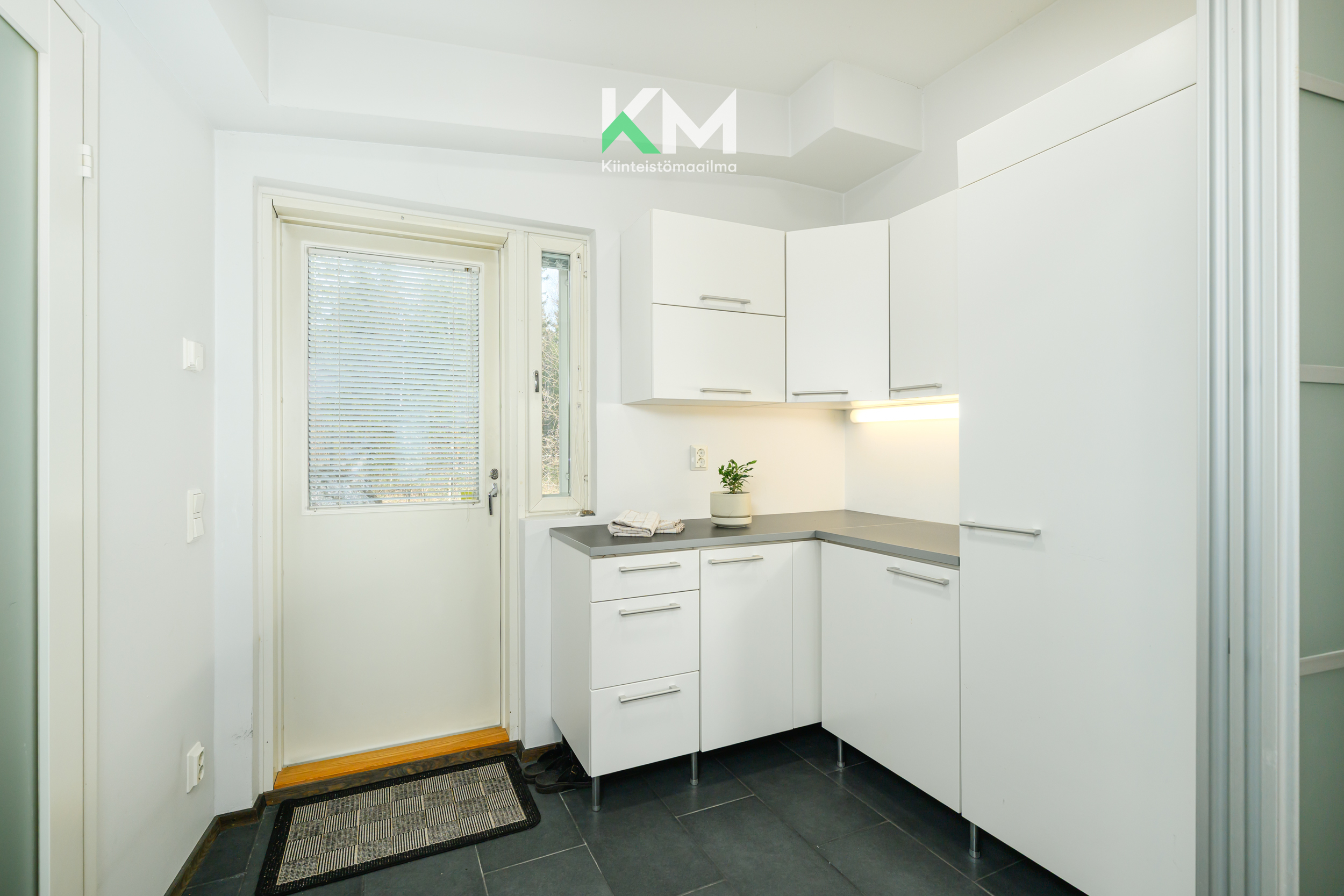 Takkahuoneesta liukuovin eroteltu kodinhoitohuone