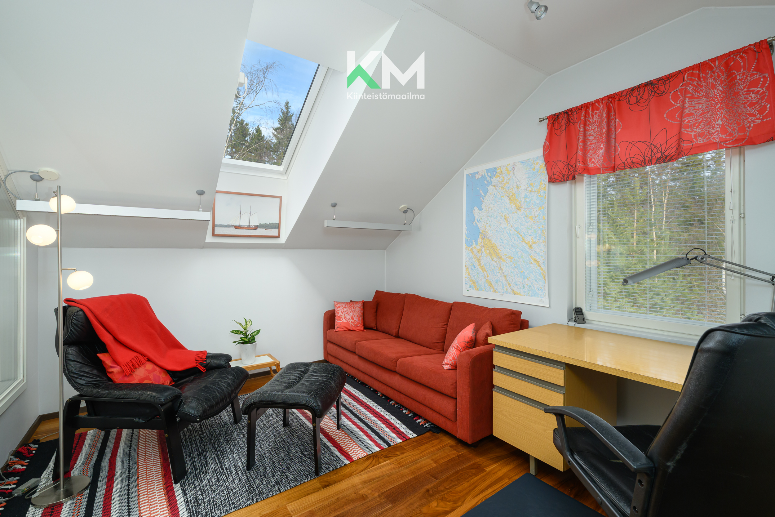 Yläkerrassa toinen makuuhuone kattoikkunalla