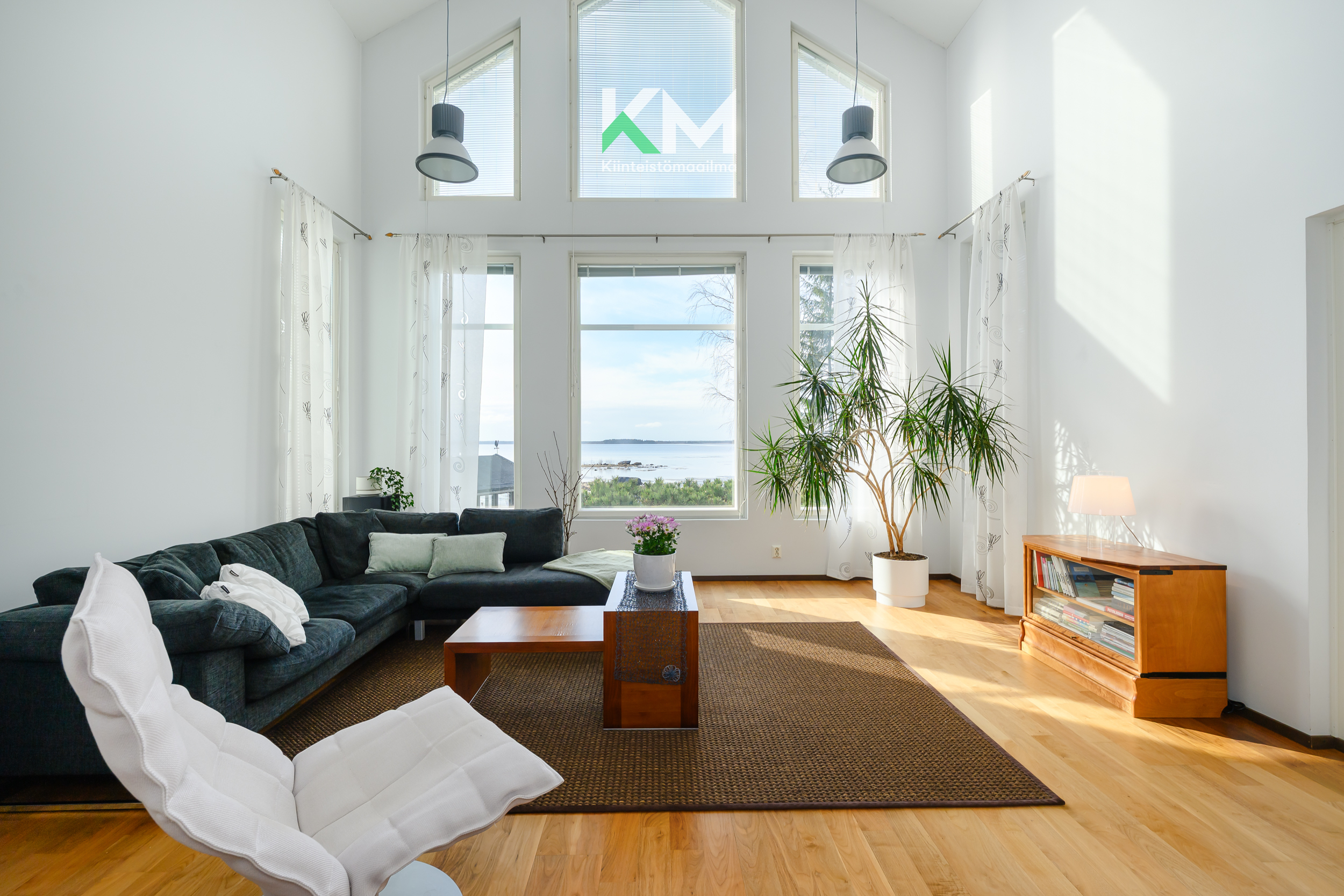 Avarasta olohuoneesta avautuu näkymä merelle