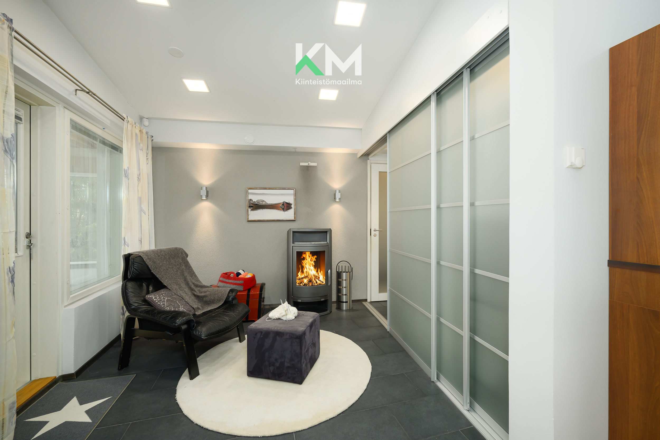 Viihtyisä takkahuone